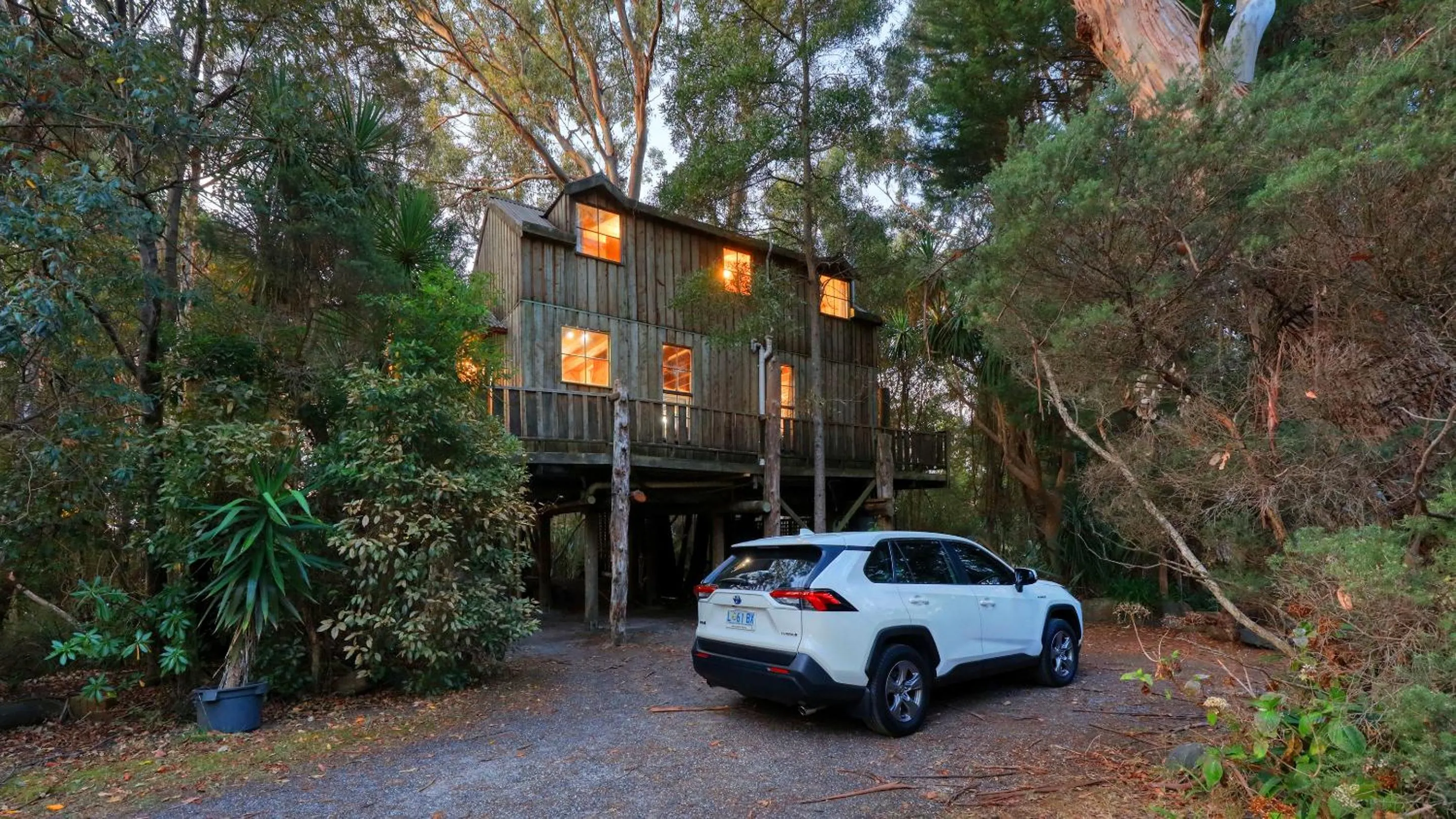 Property building in Crayfish Creek Van & Cabin Park