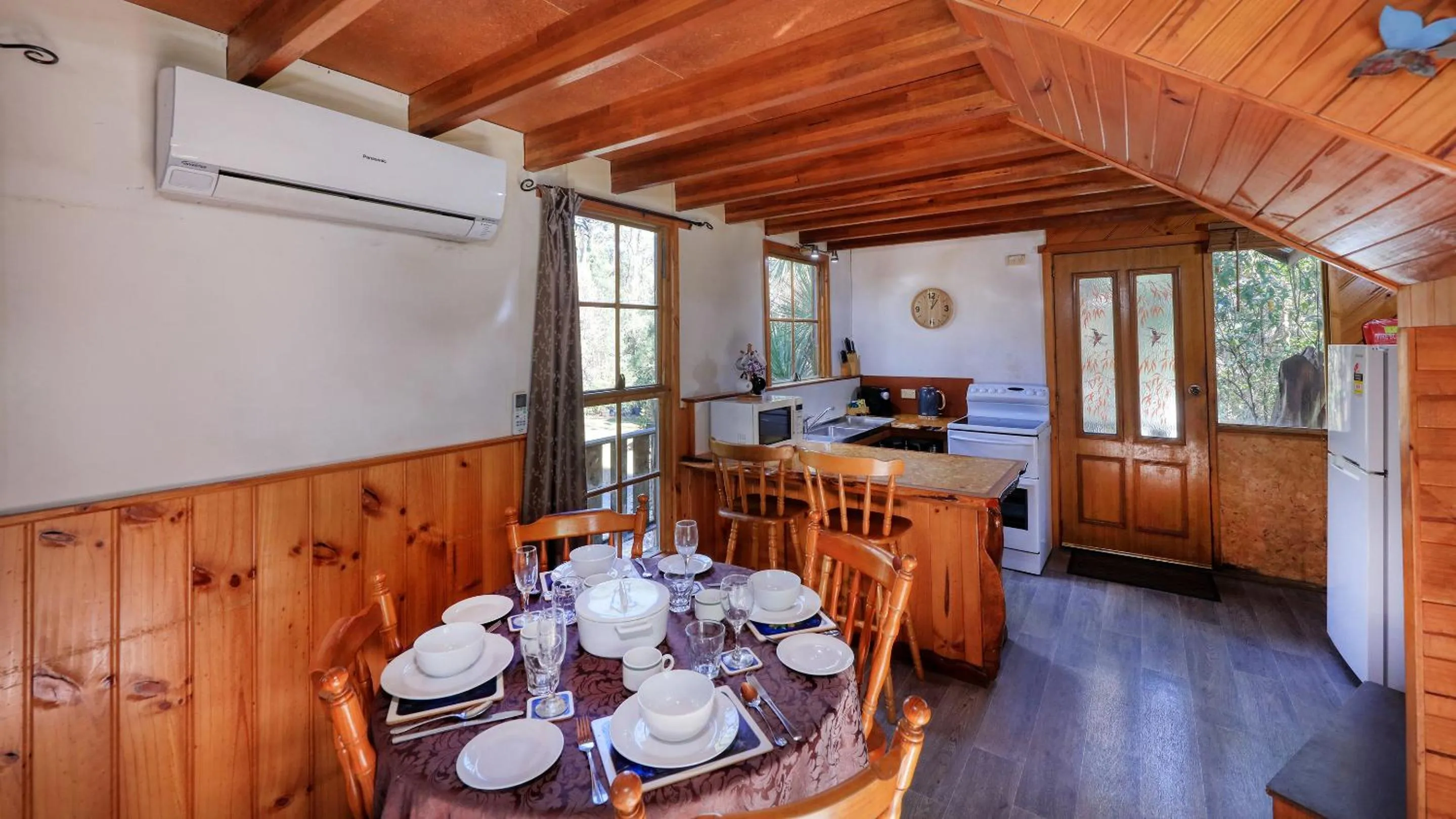 Kitchen or kitchenette in Crayfish Creek Van & Cabin Park
