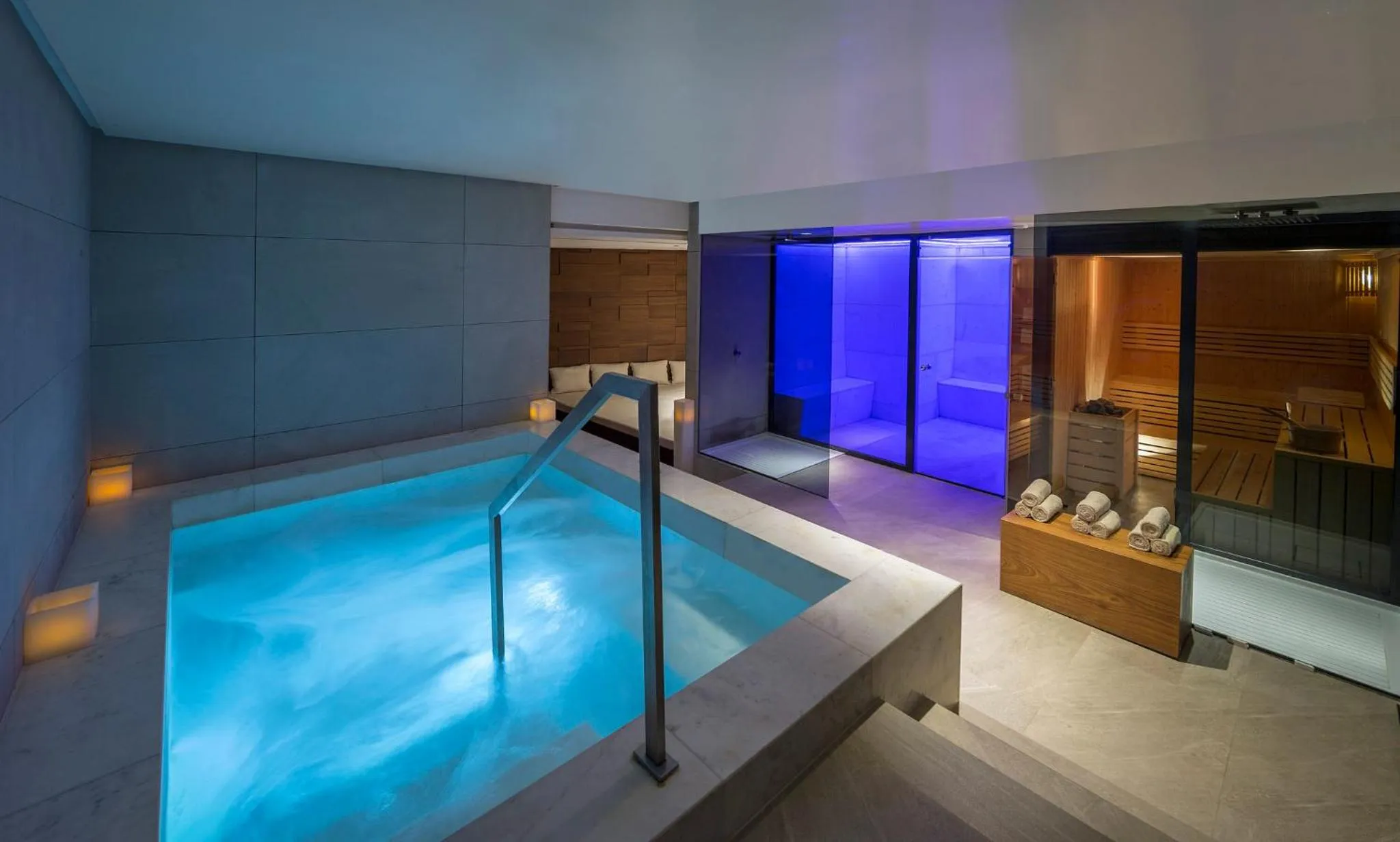 Swimming pool in InterContinental Dubai Marina by IHG