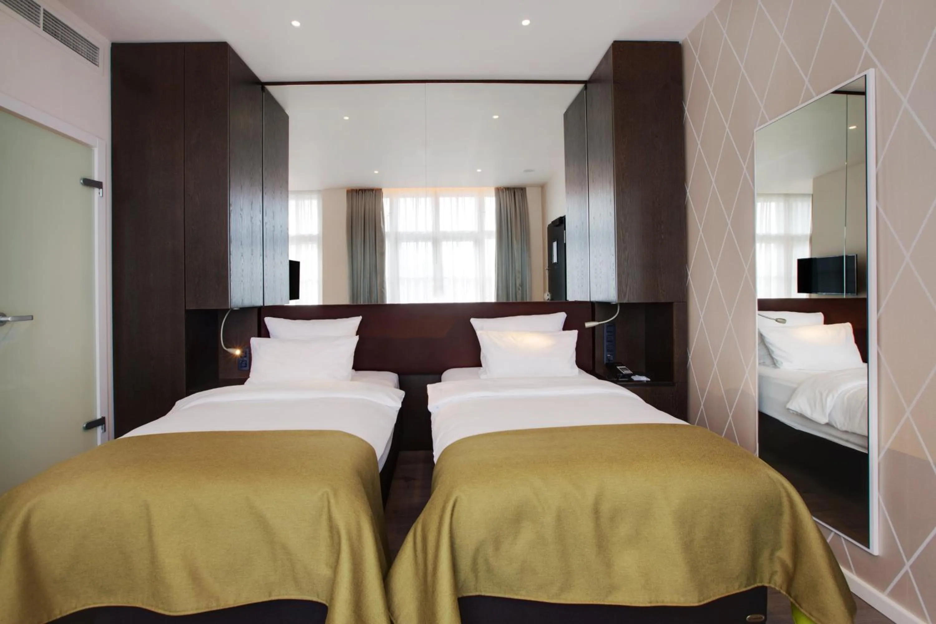 Photo of the whole room, Bed in Holiday Inn Dresden - Am Zwinger by IHG