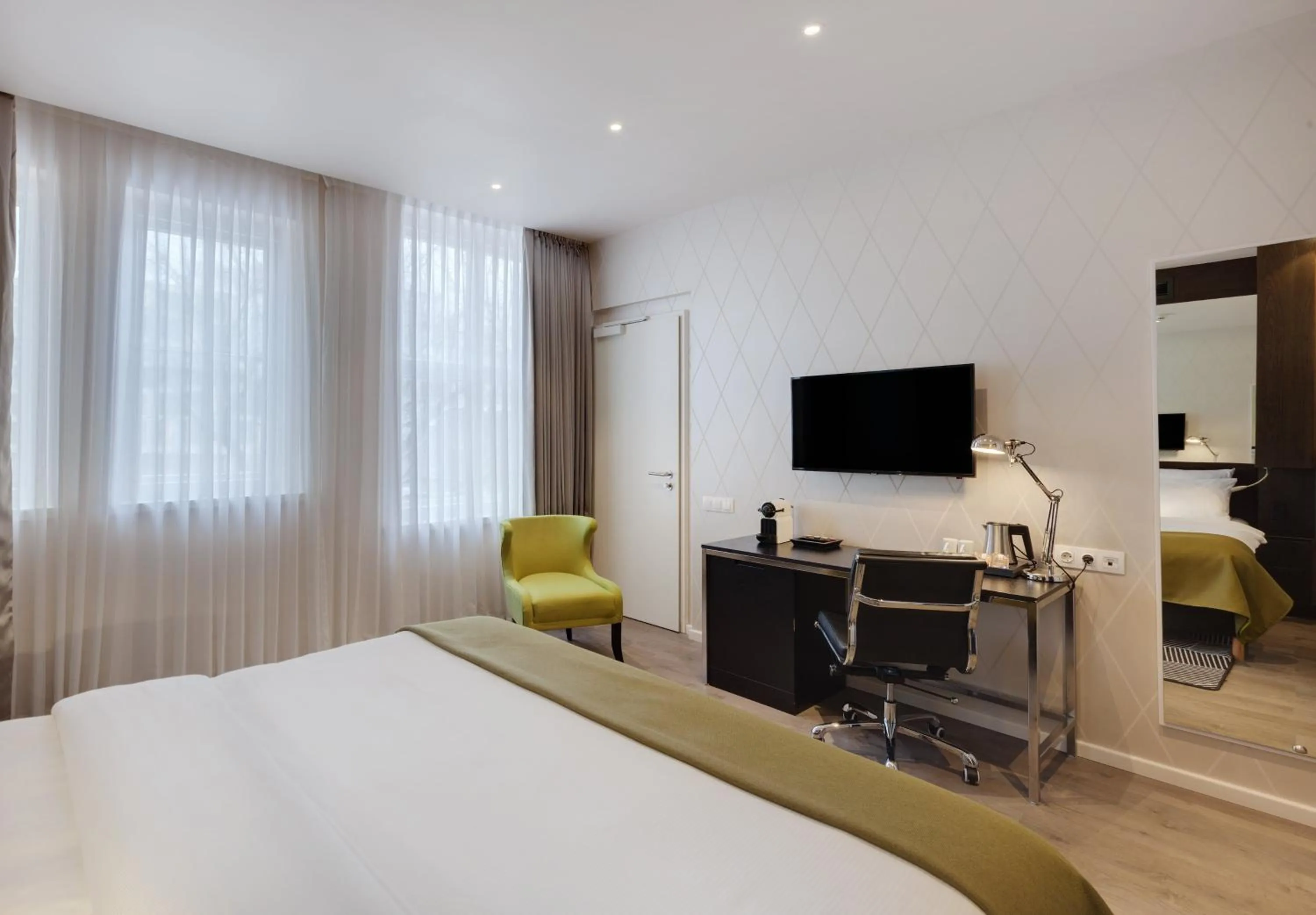 Photo of the whole room, Bed in Holiday Inn Dresden - Am Zwinger by IHG