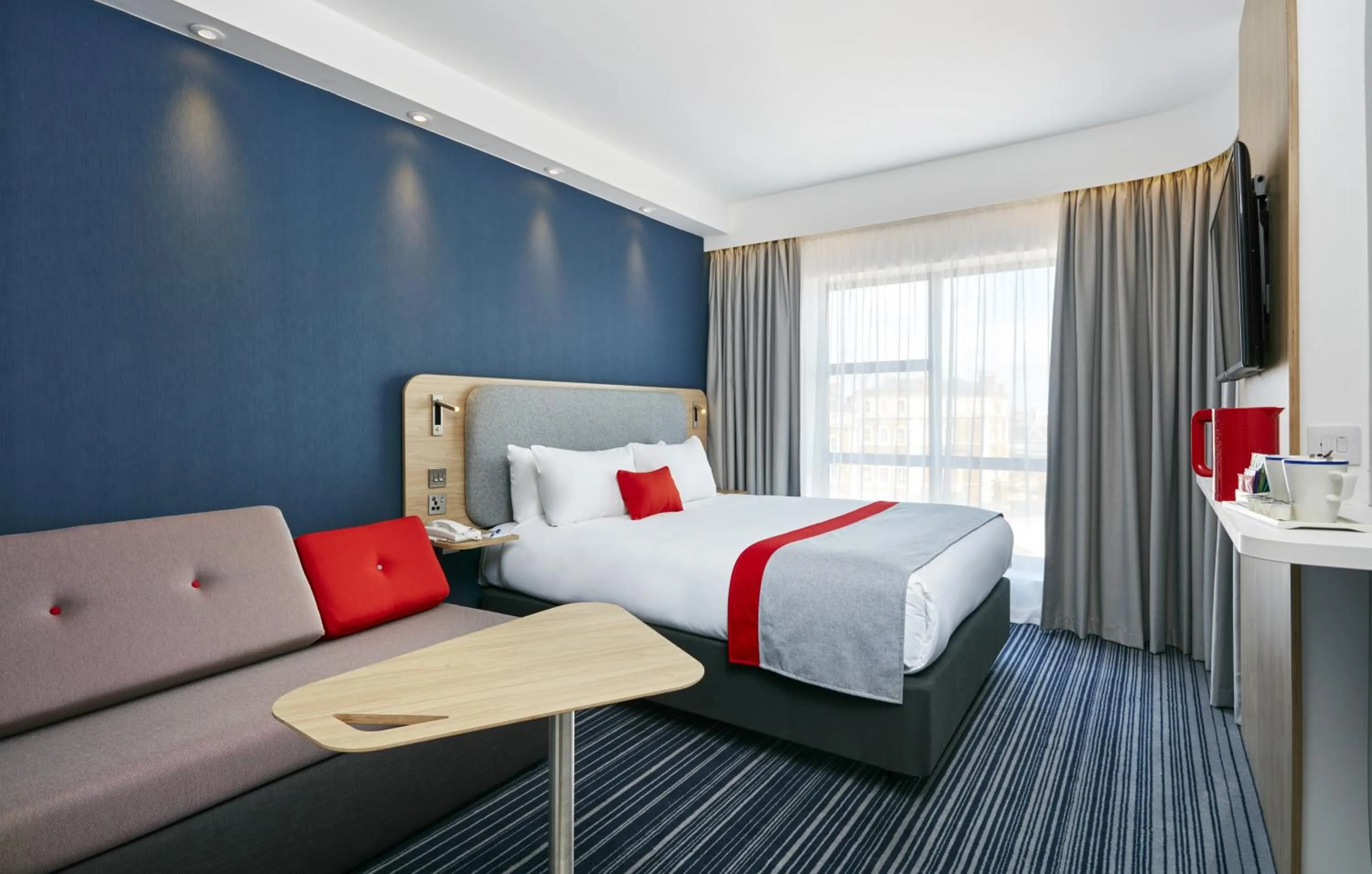 Photo of the whole room, Bed in Holiday Inn Express Grimsby by IHG