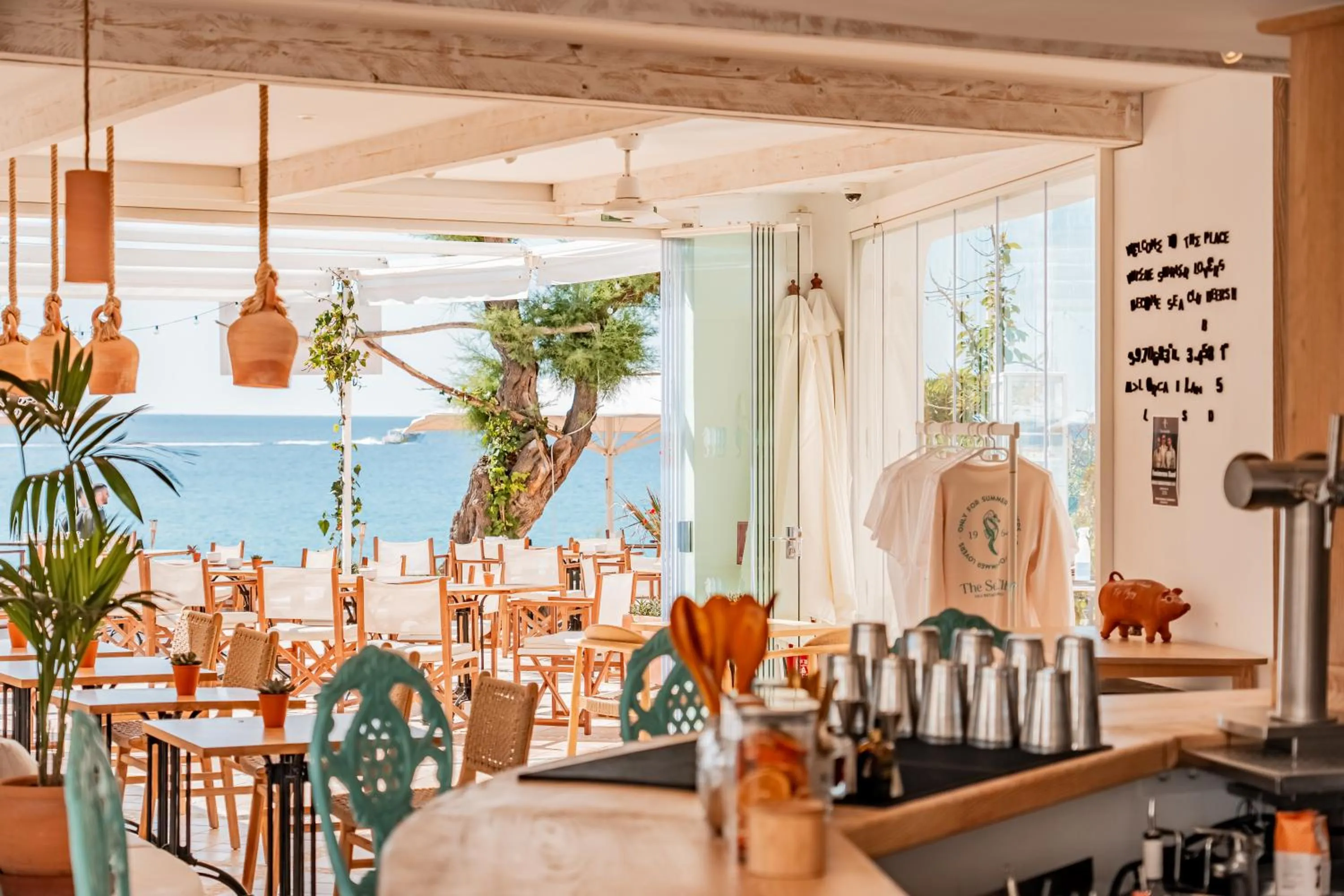 Restaurant/places to eat in The Sea Club