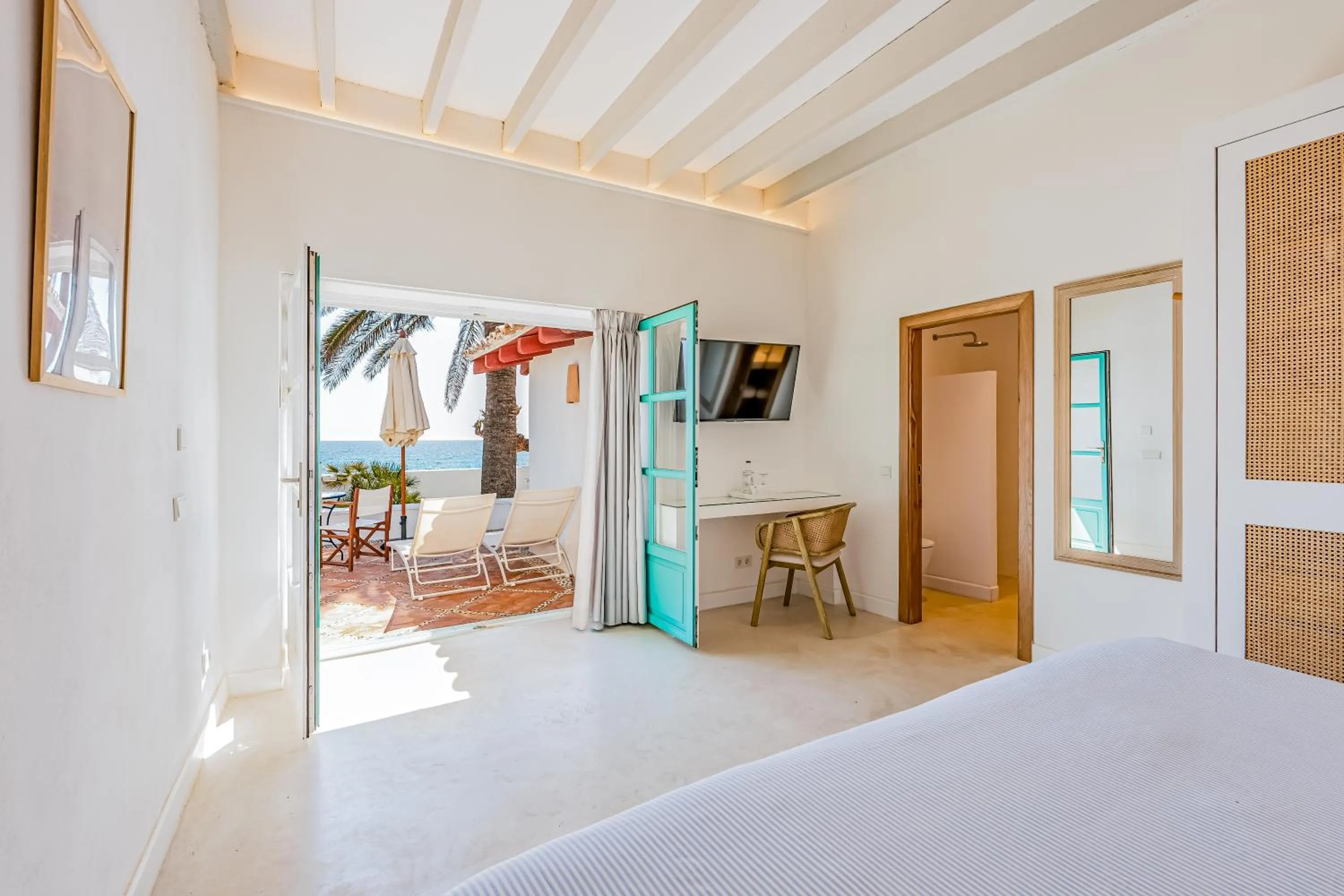 Balcony/Terrace, Bed in The Sea Club