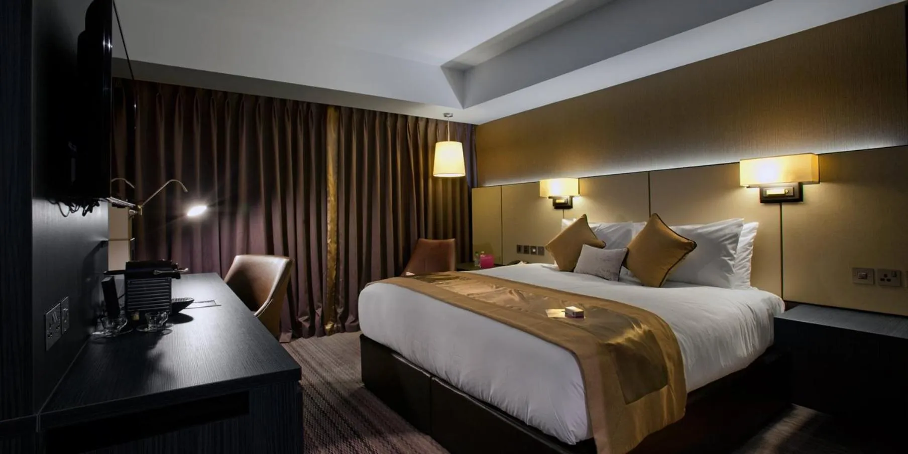 Photo of the whole room, Bed in Crowne Plaza Aberdeen Airport by IHG