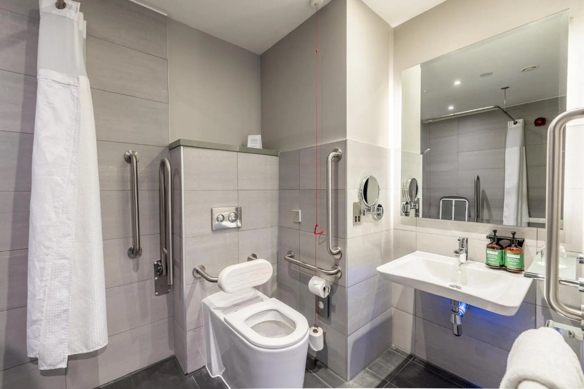 Photo of the whole room in Crowne Plaza Aberdeen Airport by IHG