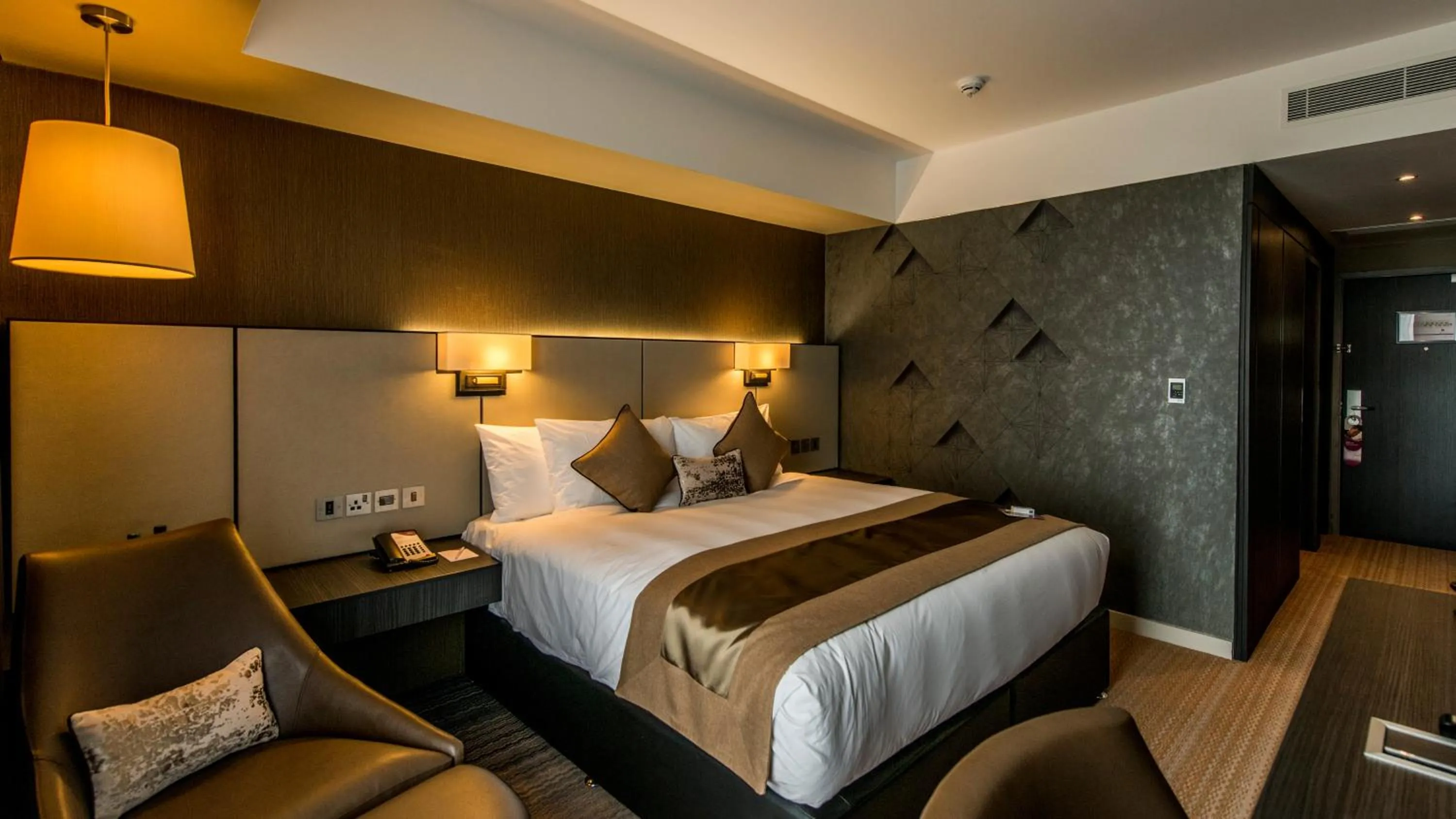 Bed in Crowne Plaza Aberdeen Airport by IHG