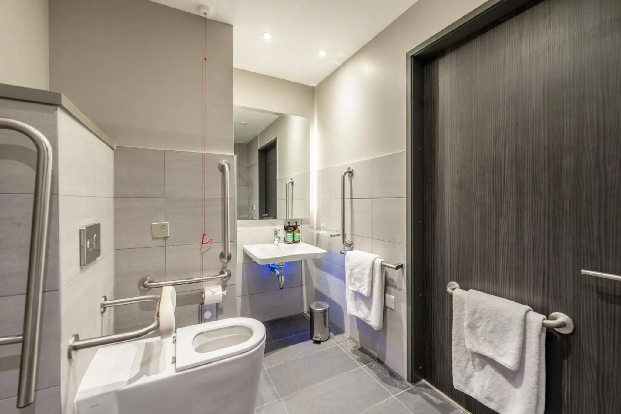 Photo of the whole room in Crowne Plaza Aberdeen Airport by IHG