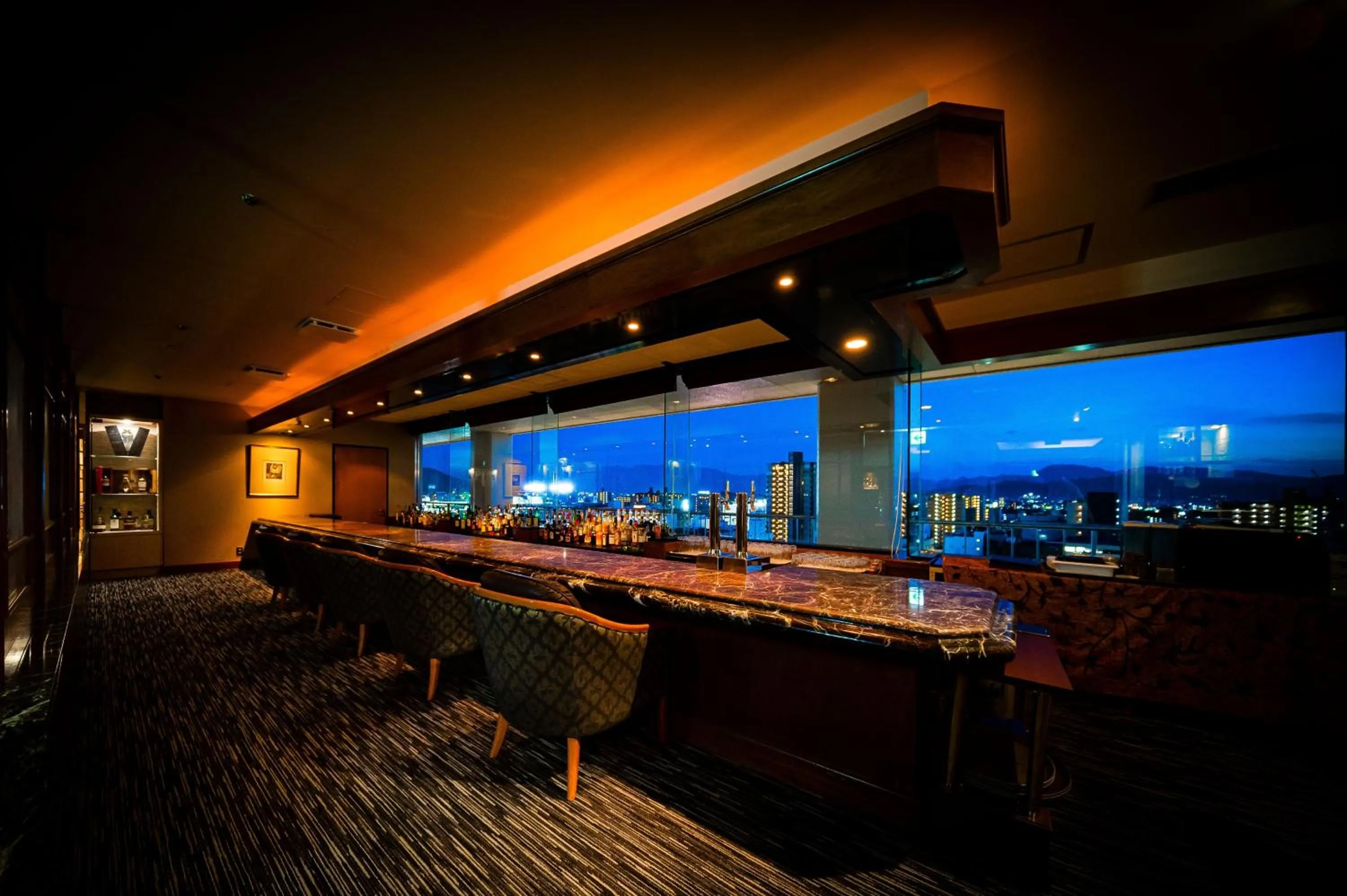 Lounge or bar in ANA Crowne Plaza Matsuyama by IHG