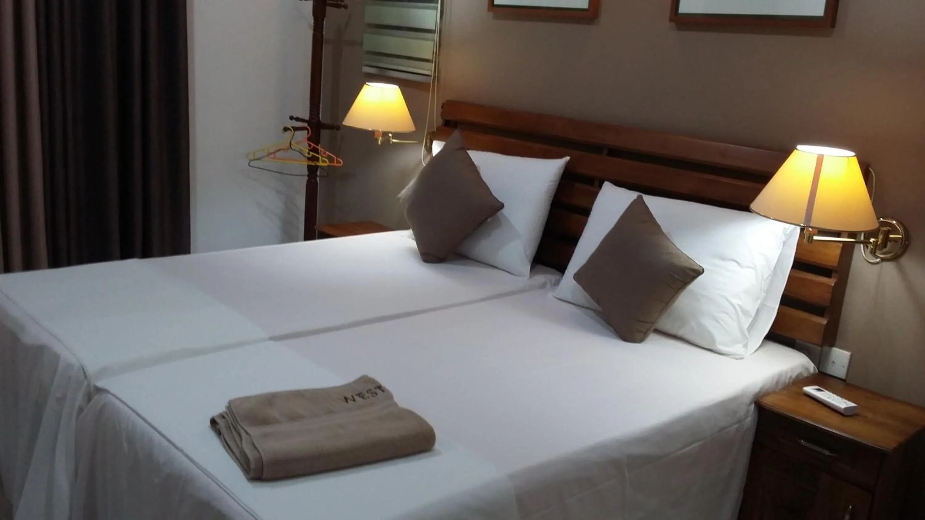 Photo of the whole room in West Dene