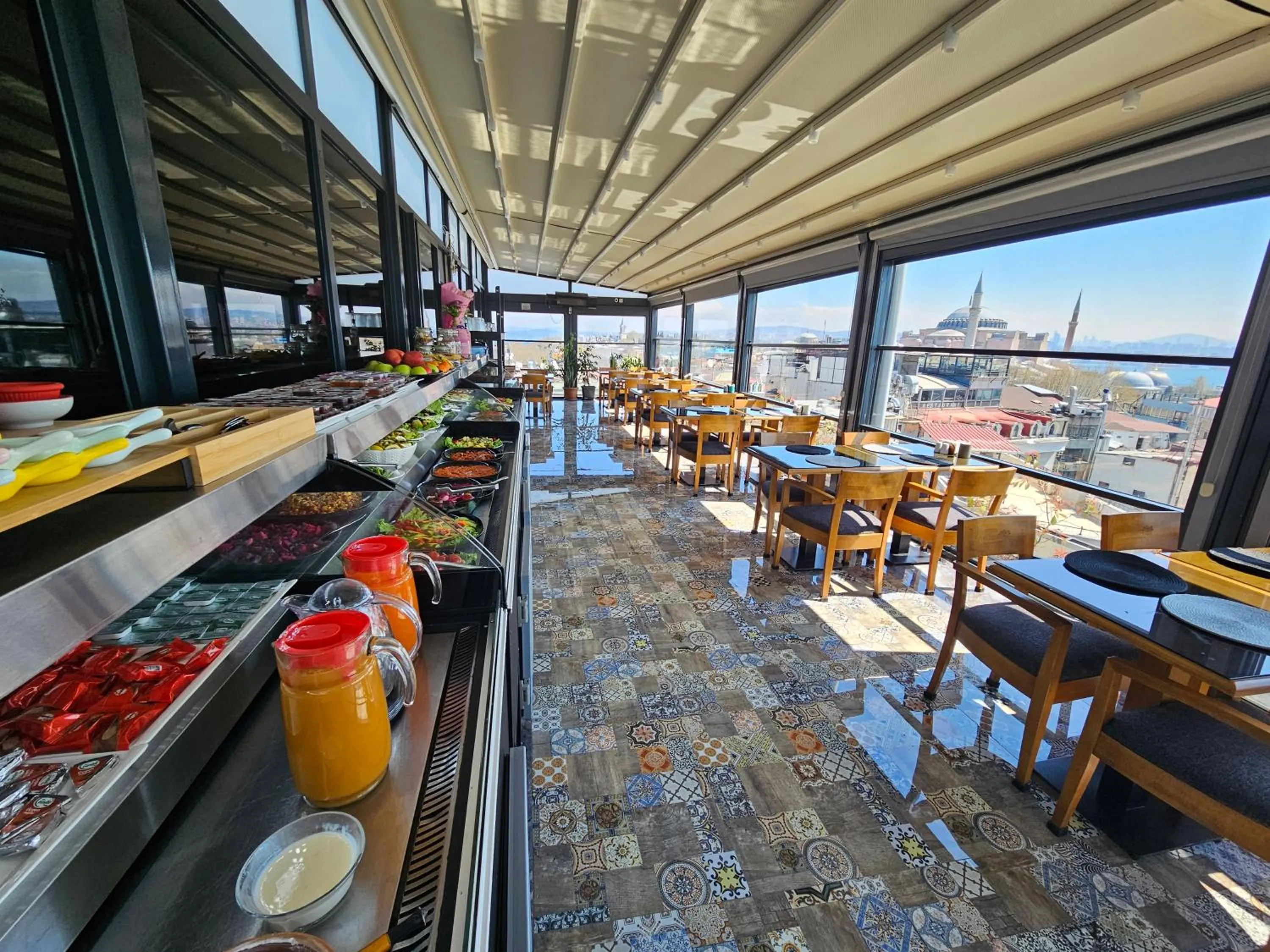 Food and drinks in Anthemis Hotel