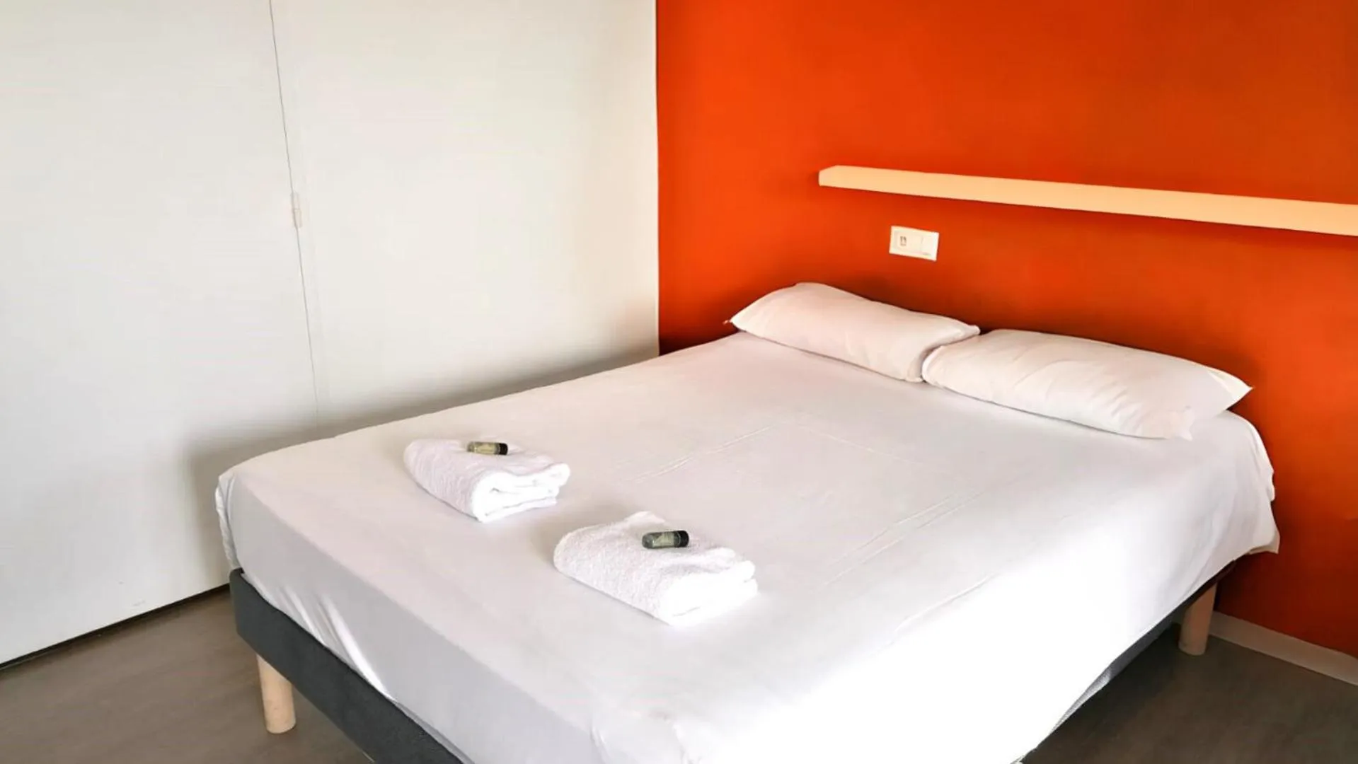 Bed in Eklo Hotels Le Mans