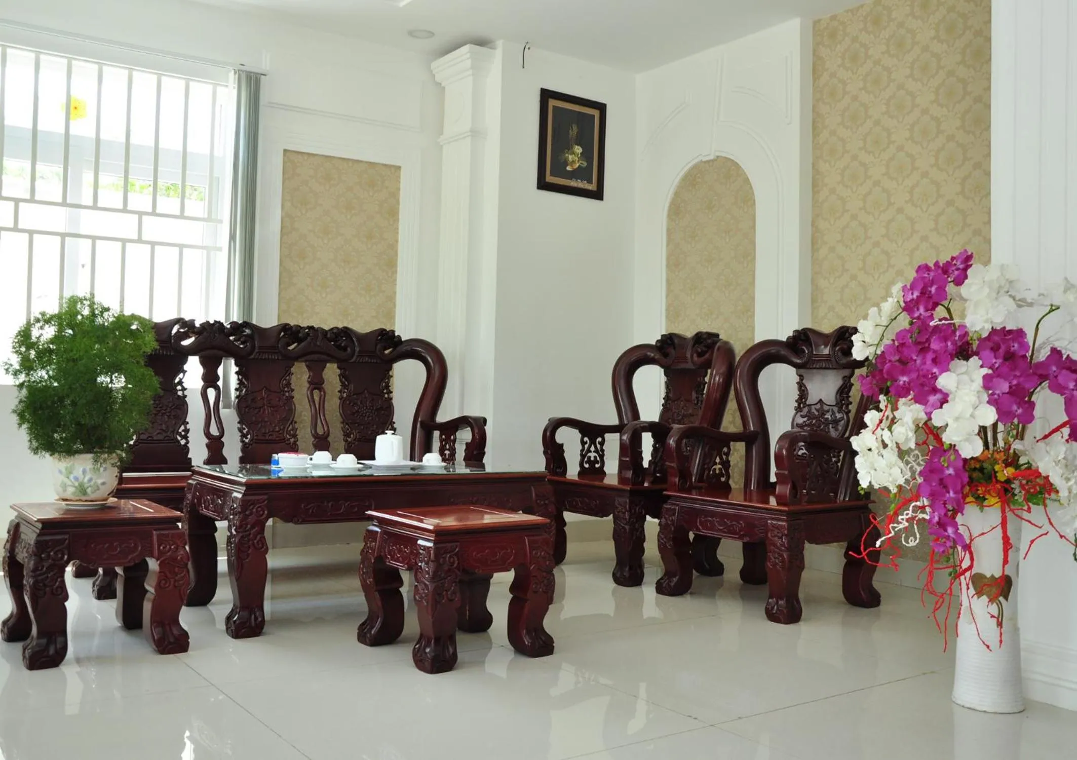 Communal lounge/ TV room in Tan Duy Hotel