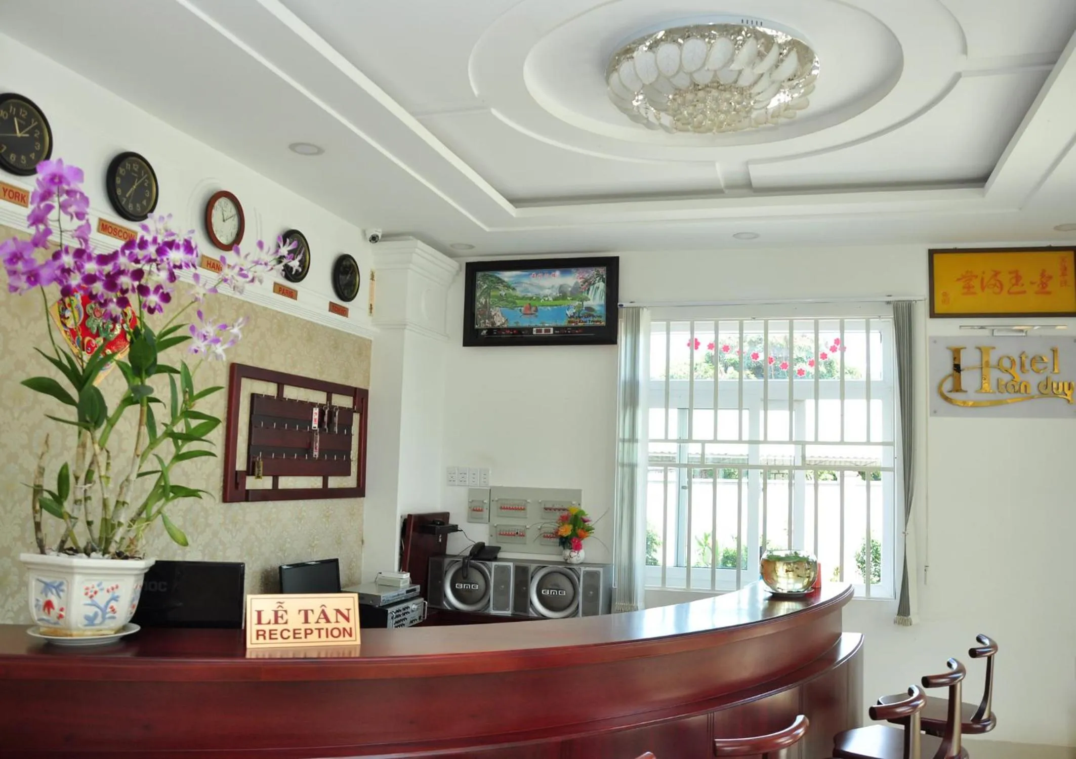 Communal lounge/ TV room in Tan Duy Hotel