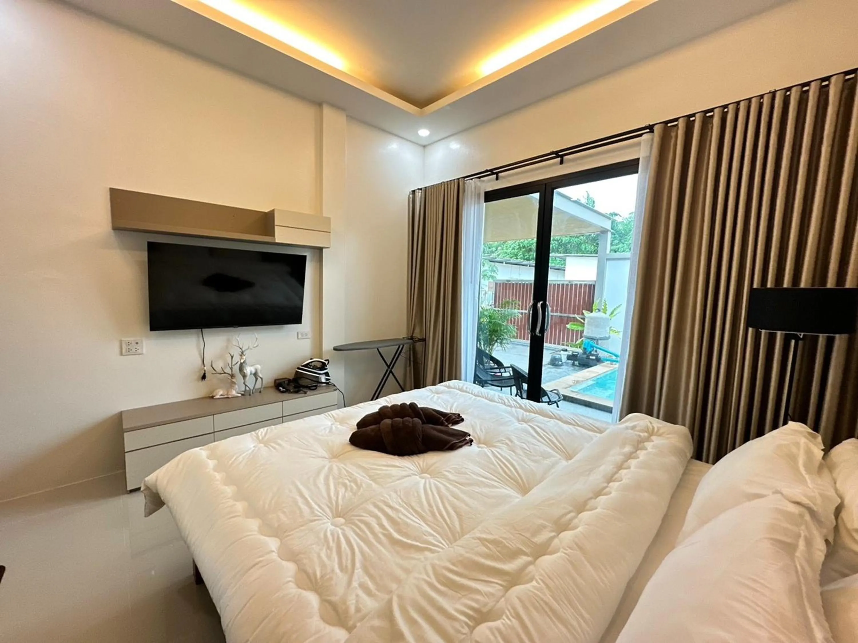 Bed in Golden Palm Resort