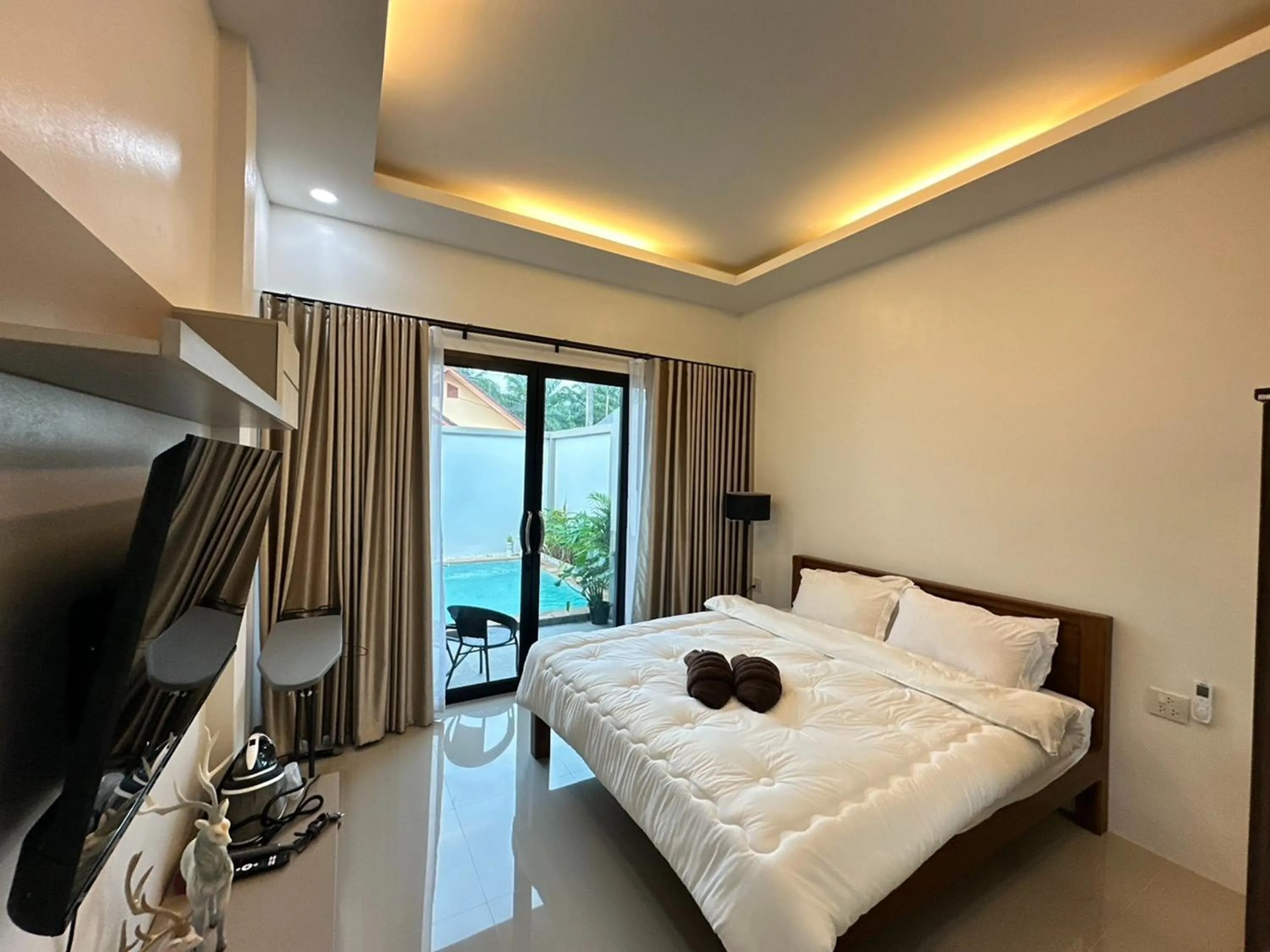 Bedroom, Bed in Golden Palm Resort