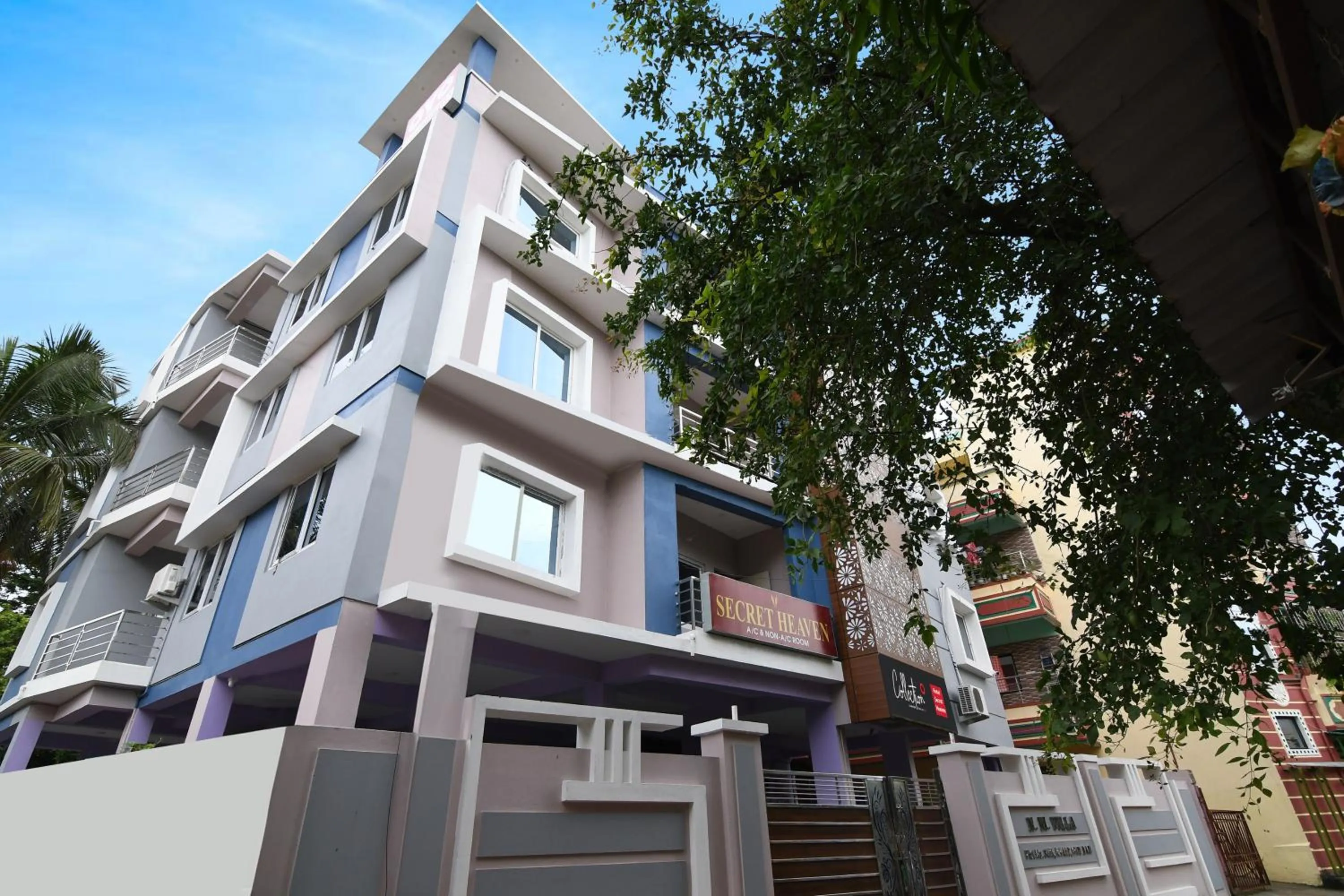 Facade/entrance in Hotel O Secret Heaven