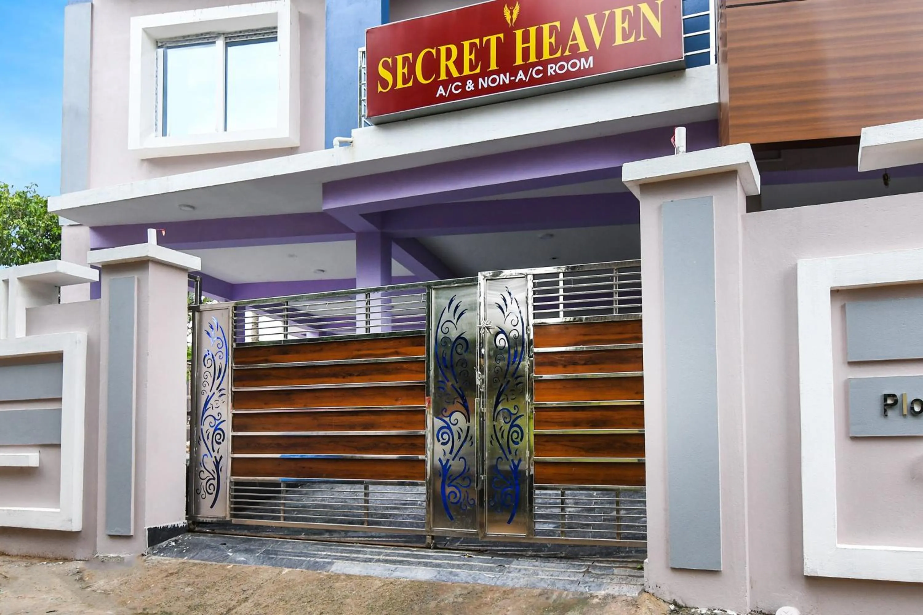 Facade/entrance in Hotel O Secret Heaven