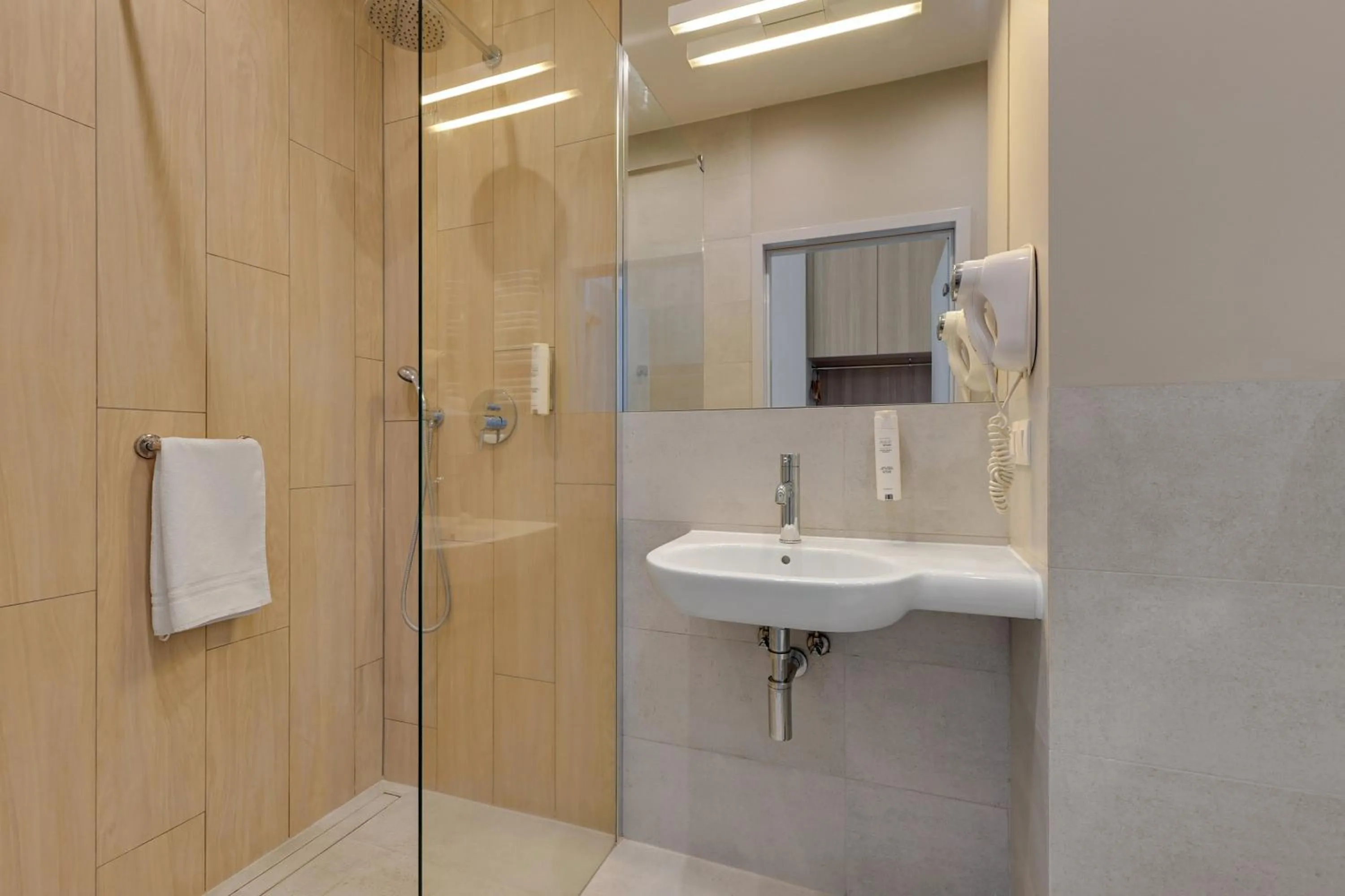 Shower in Hotel Zatoka