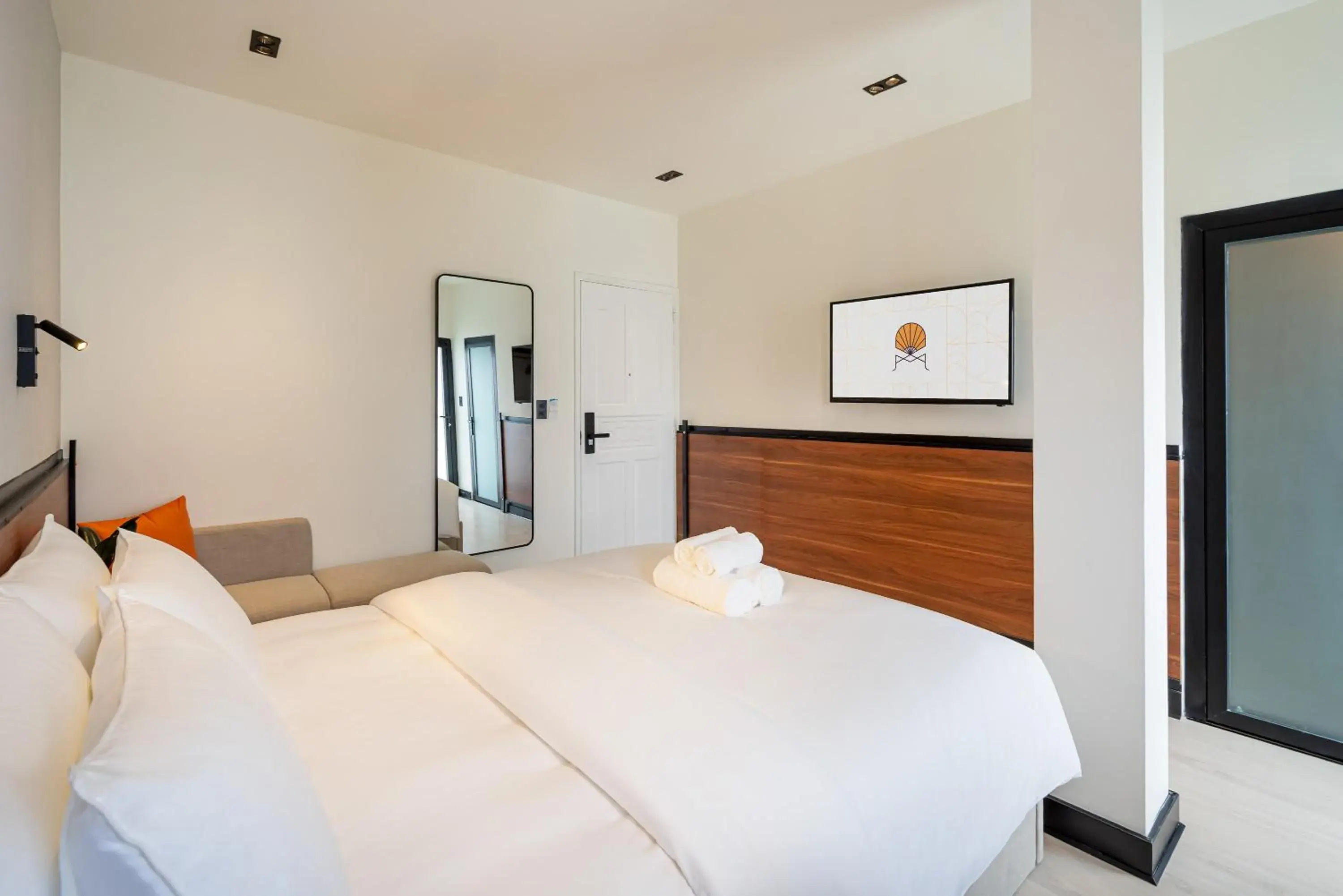 Deluxe Queen Room in Metrolux City Contemporary Hotel Deluxe Queen Room in Metrolux City Contemporary Hotel