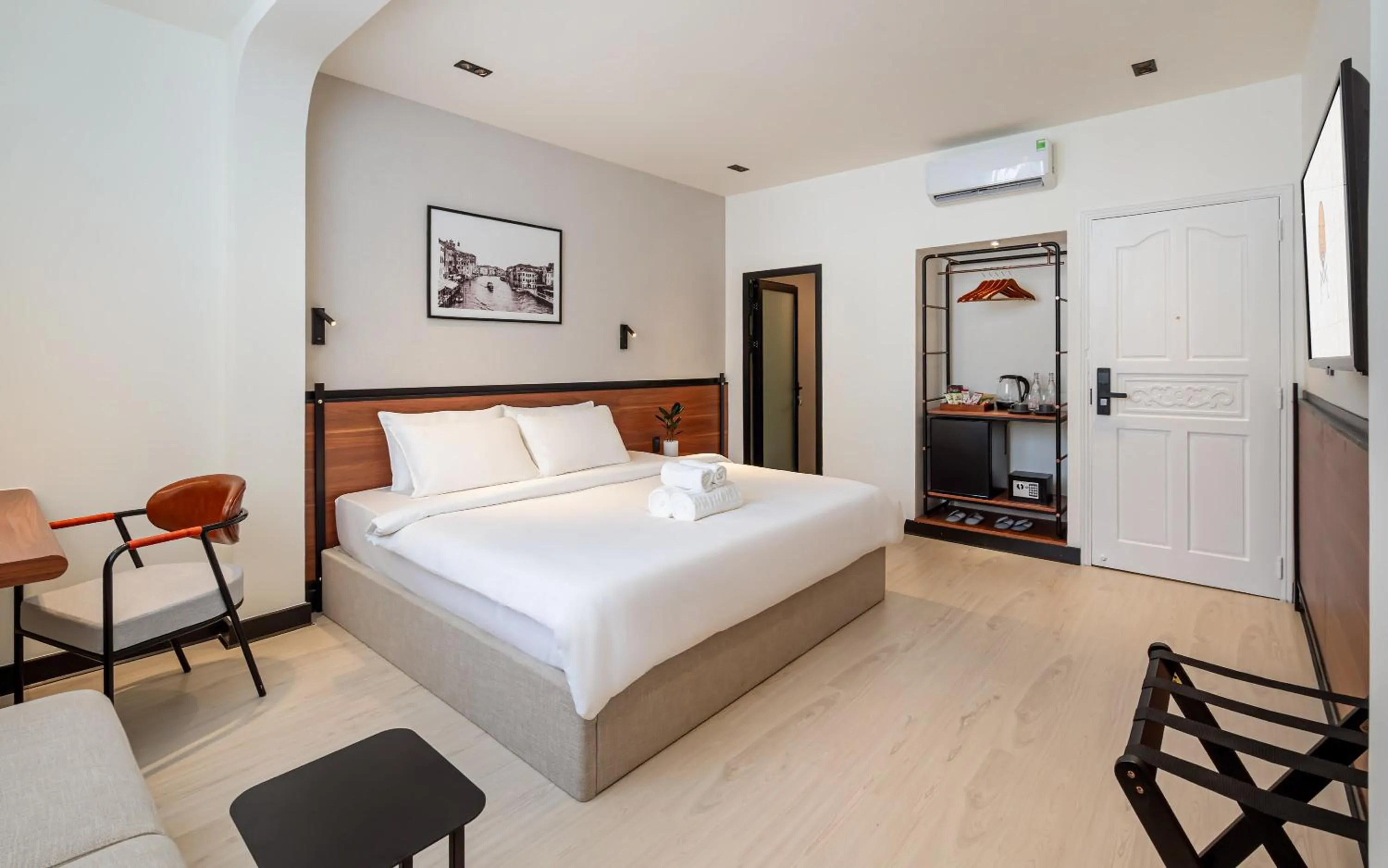 Bed in Metrolux City Contemporary Hotel