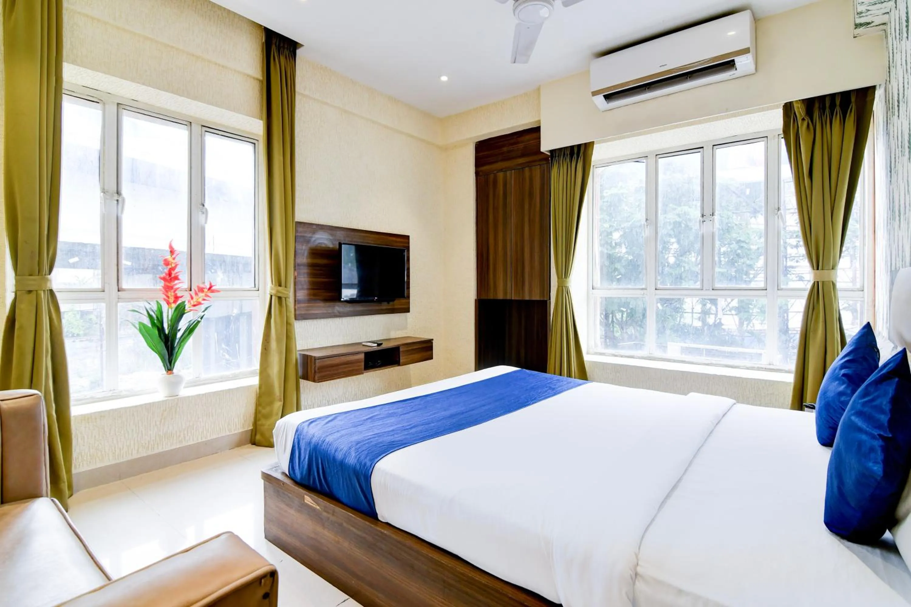 Communal lounge/ TV room, Bed in Hotel Brill View 500m From ITC Royal Kolkata