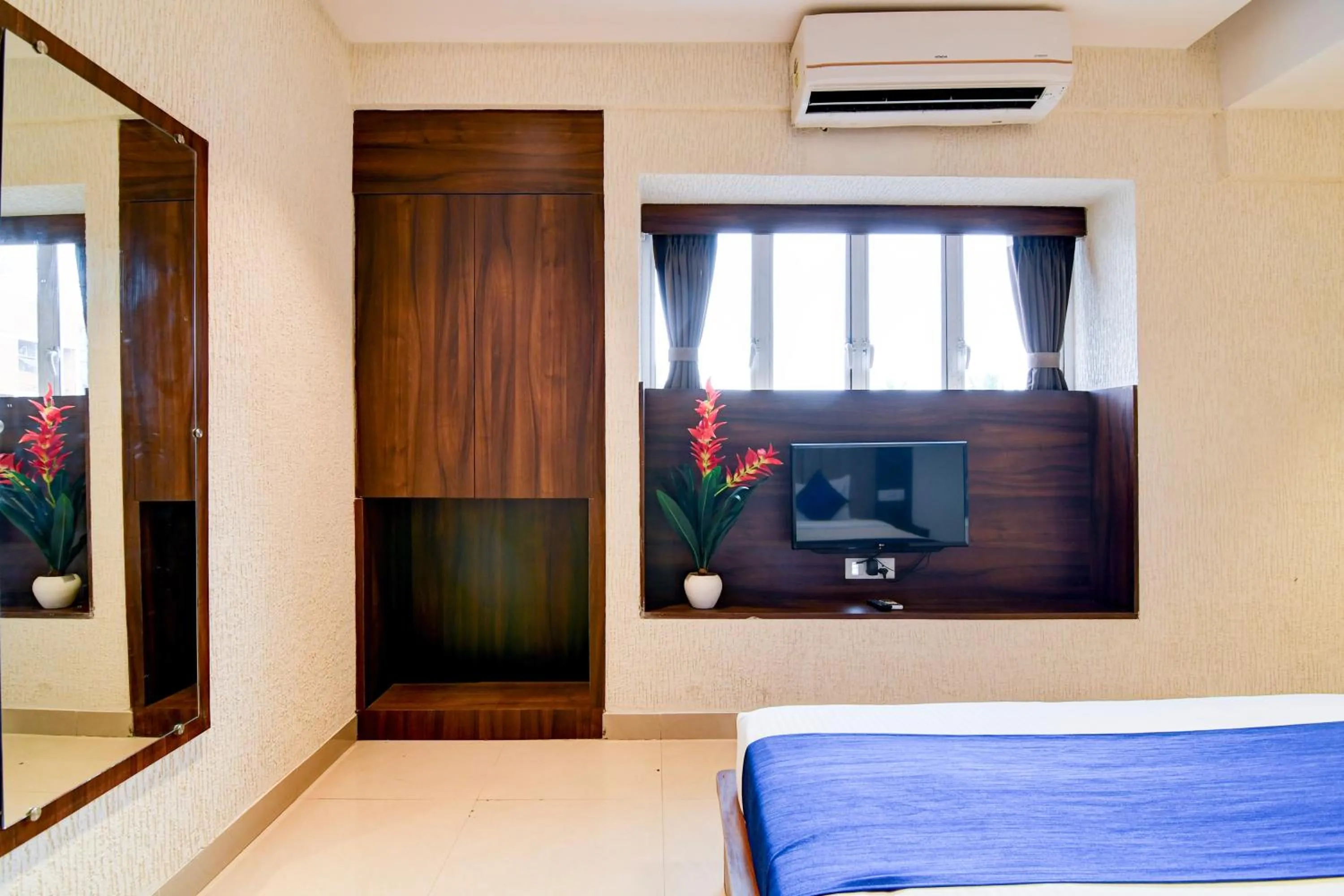 Communal lounge/ TV room, Bed in Hotel Brill View 500m From ITC Royal Kolkata
