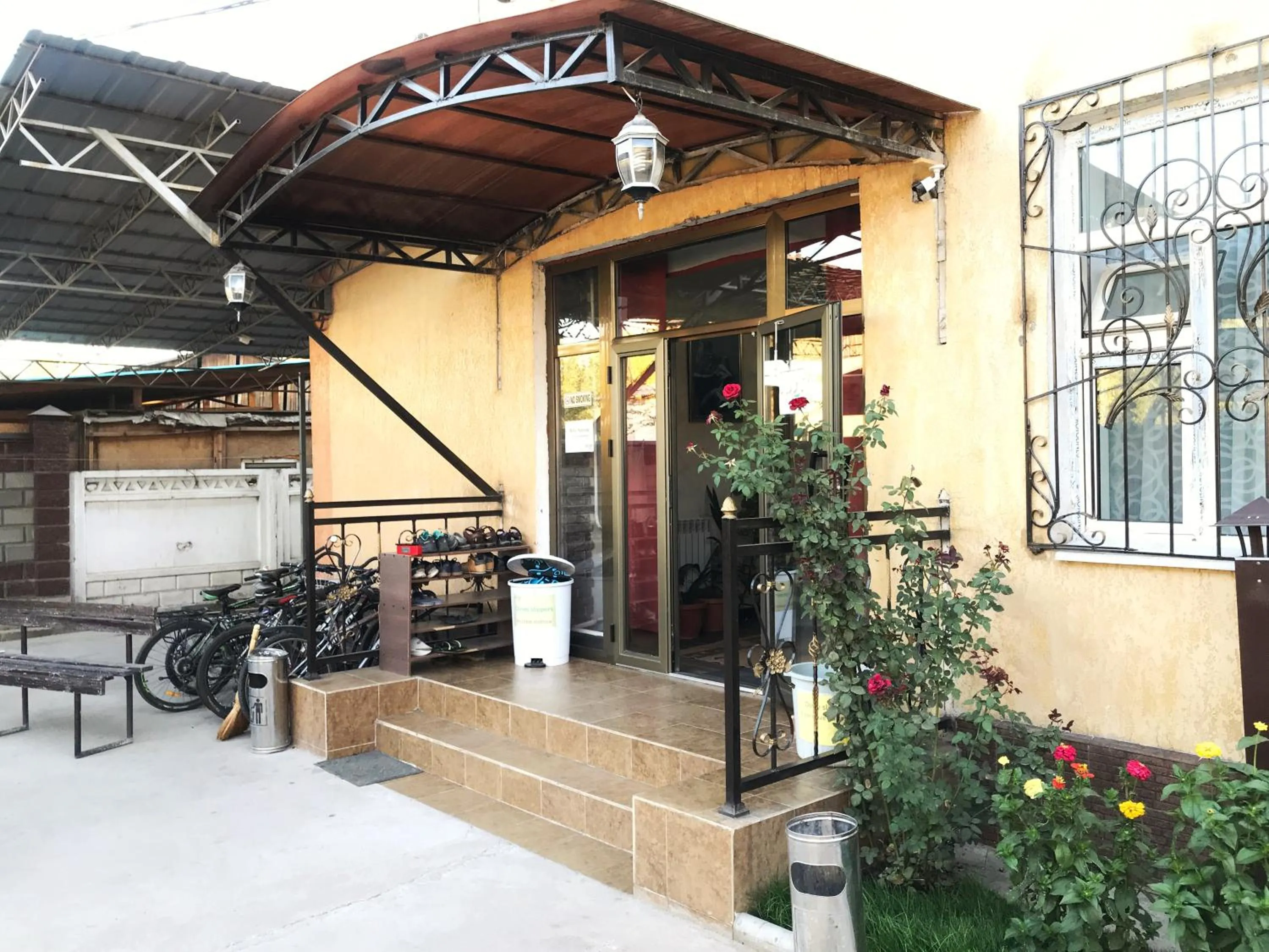 Patio in Apple Hostel Bishkek