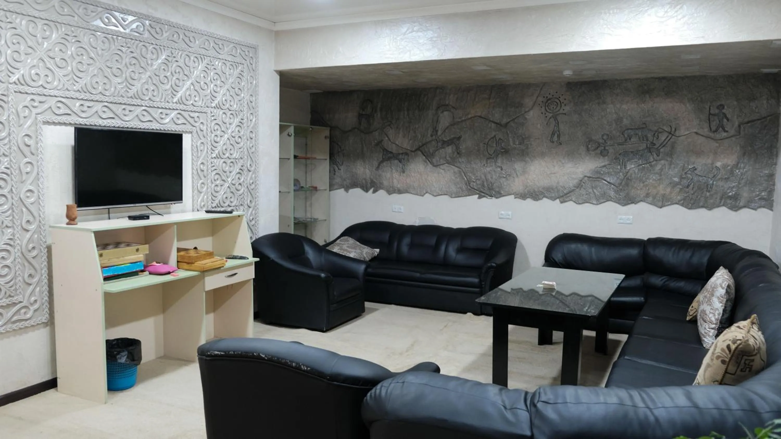 Communal lounge/ TV room in Apple Hostel Bishkek