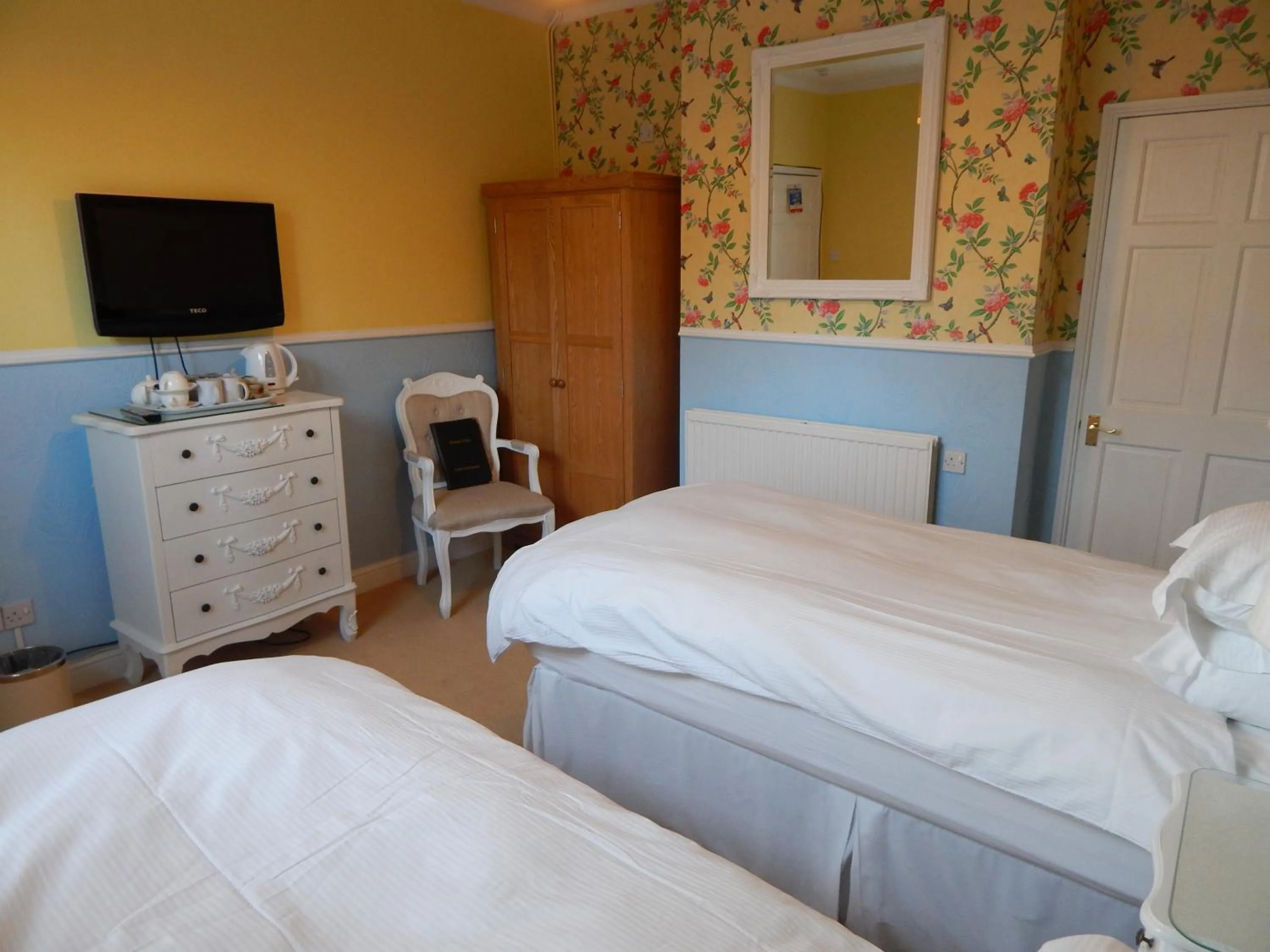 Photo of the whole room, Bed in Fairlight Lodge