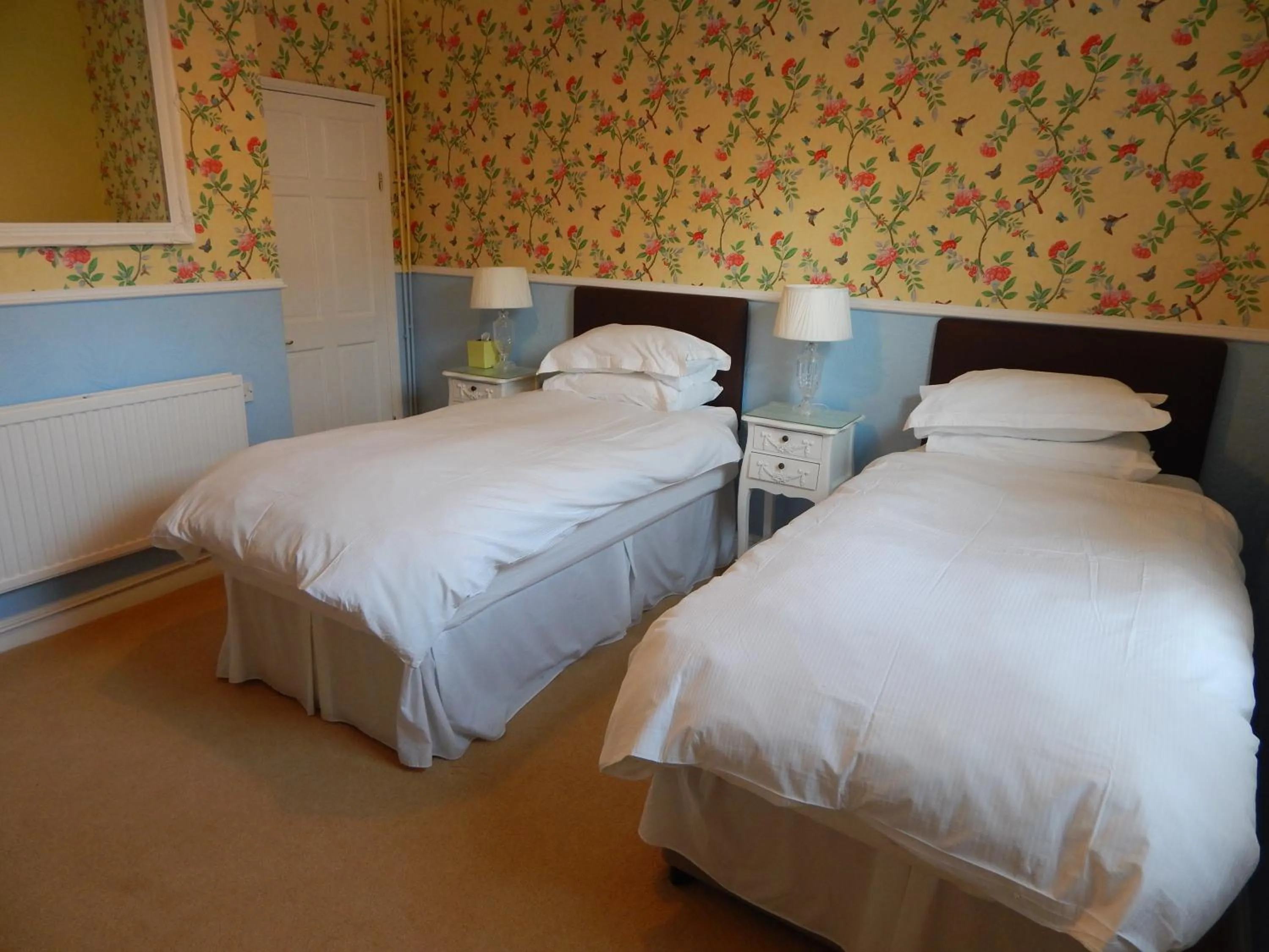 Photo of the whole room, Bed in Fairlight Lodge