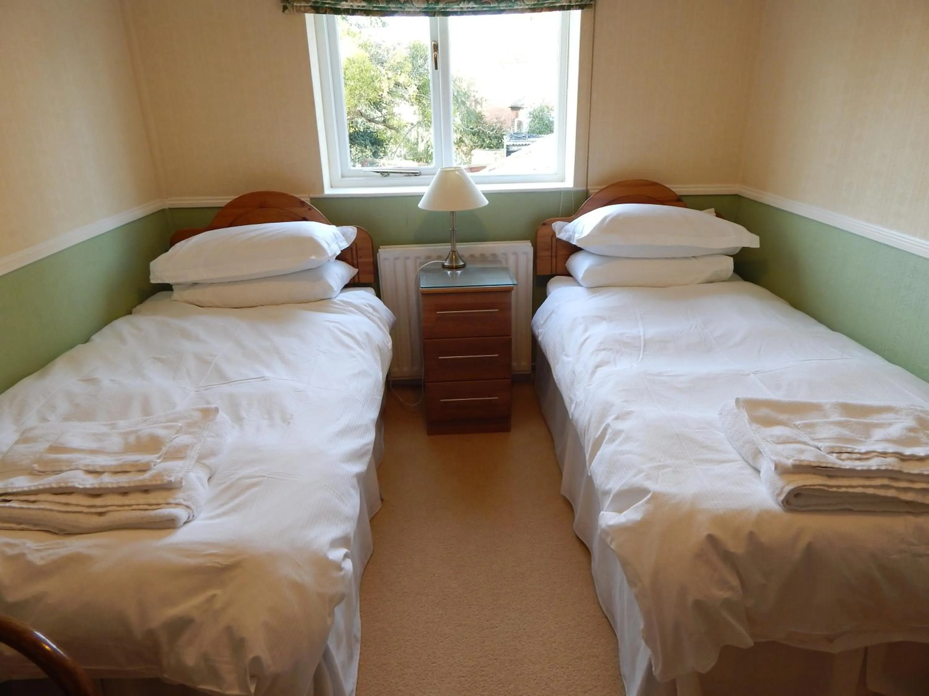 Photo of the whole room, Bed in Fairlight Lodge