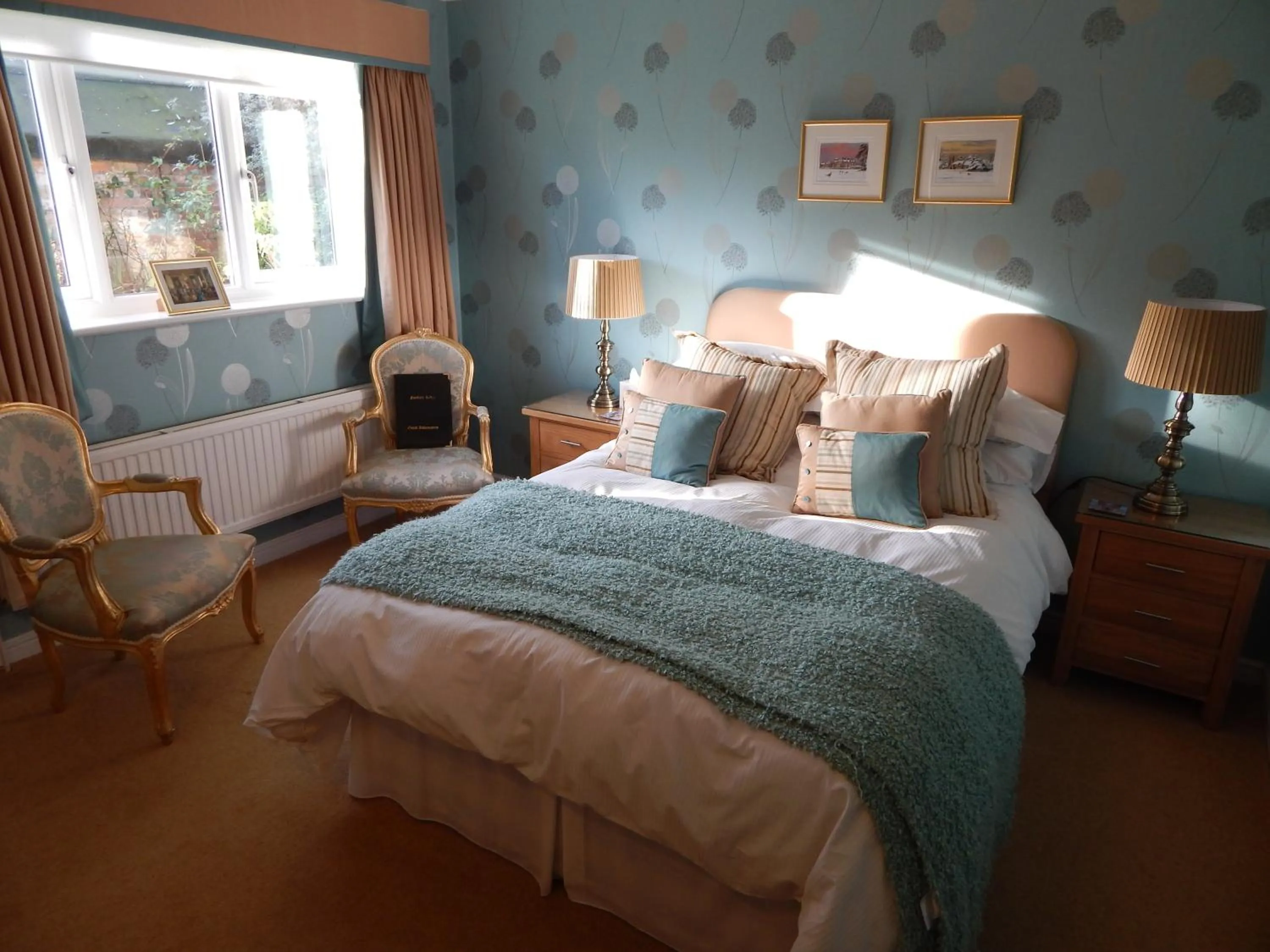 Photo of the whole room, Bed in Fairlight Lodge