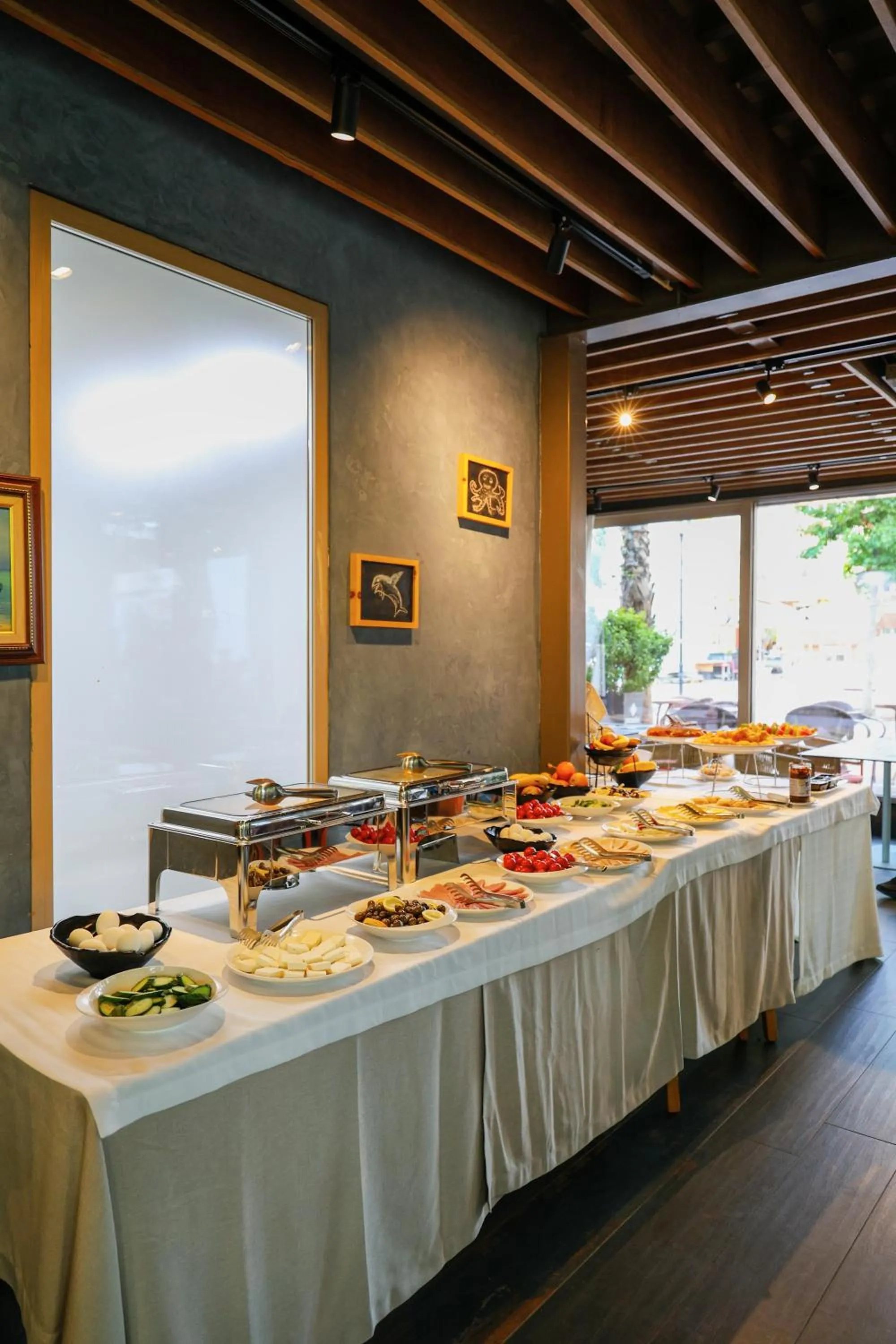 Restaurant/places to eat in Bazaar Hotel