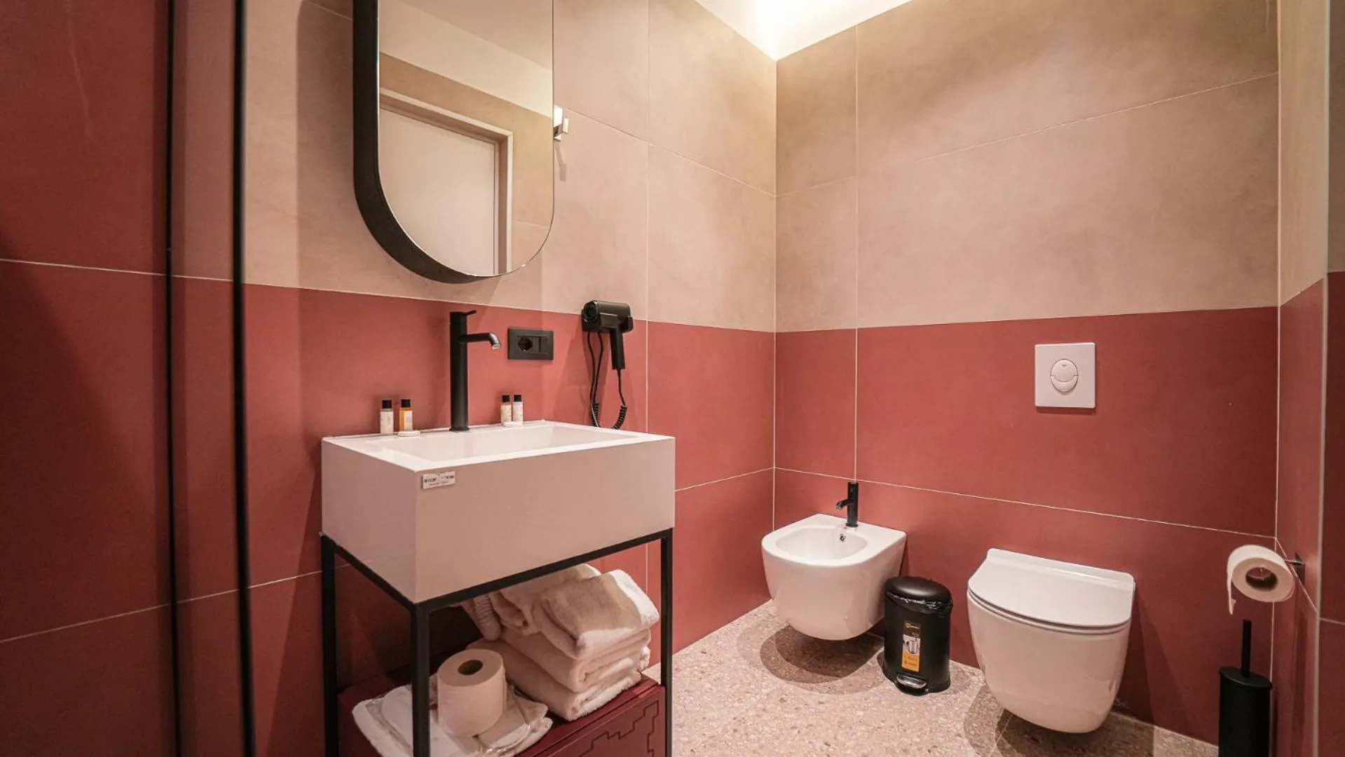 Toilet in Bazaar Hotel