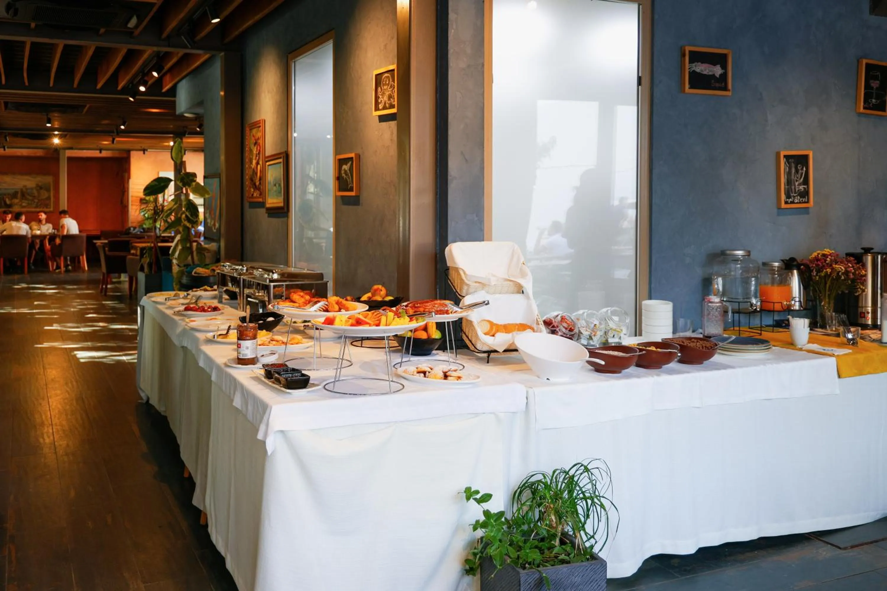 Restaurant/places to eat in Bazaar Hotel