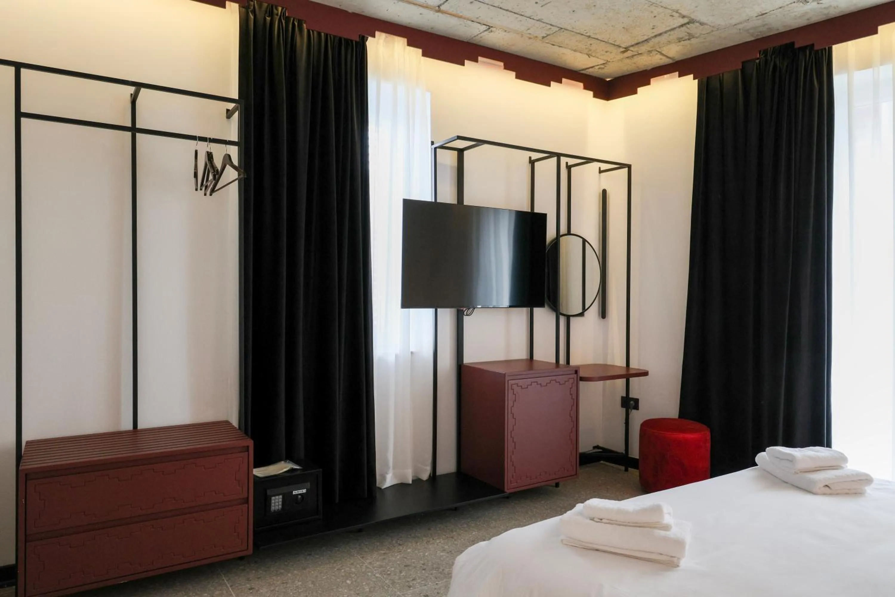 Communal lounge/ TV room, Bed in Bazaar Hotel