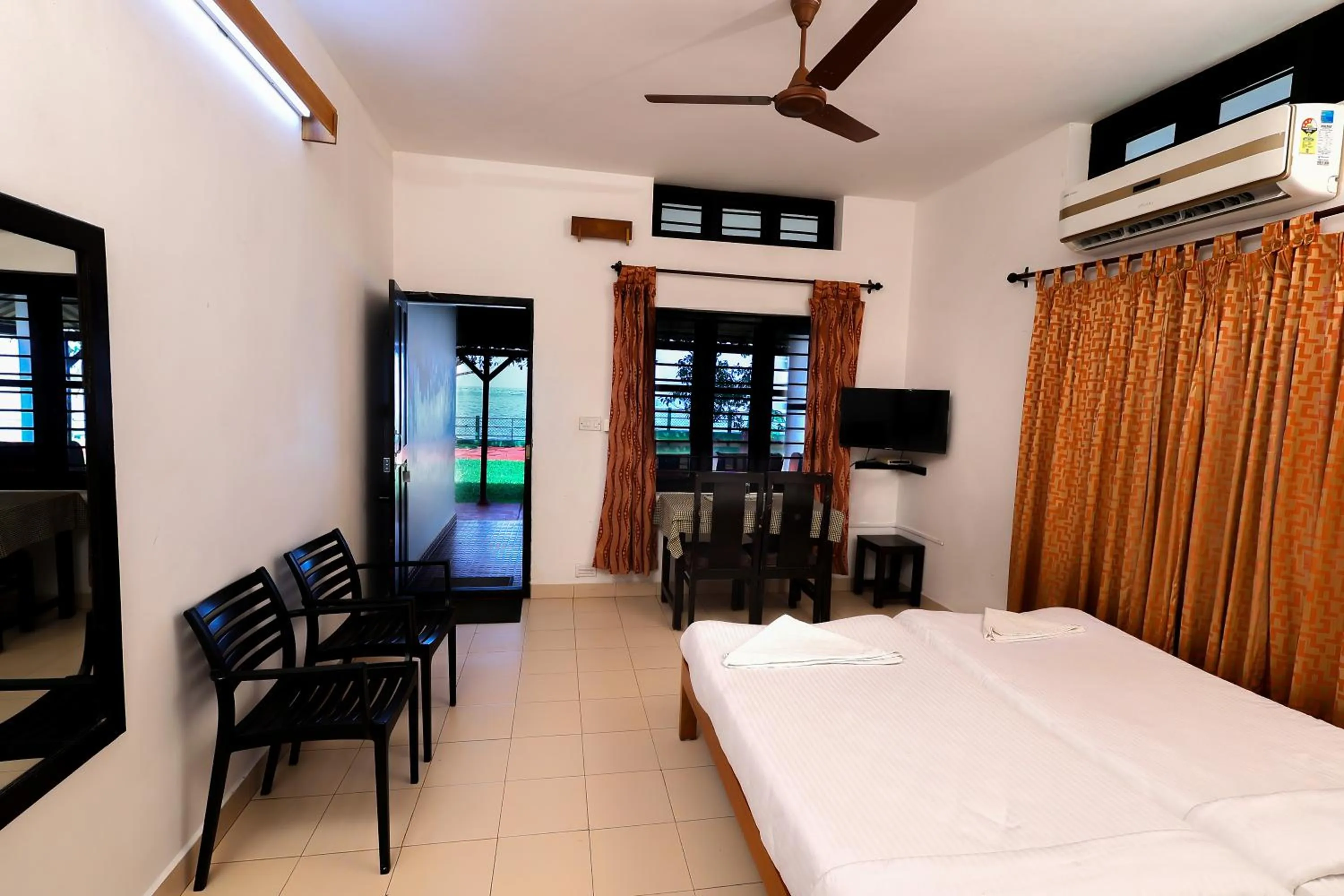Bed in ILLIKKALAM Lakeside Cottages Kumarakom Kerala