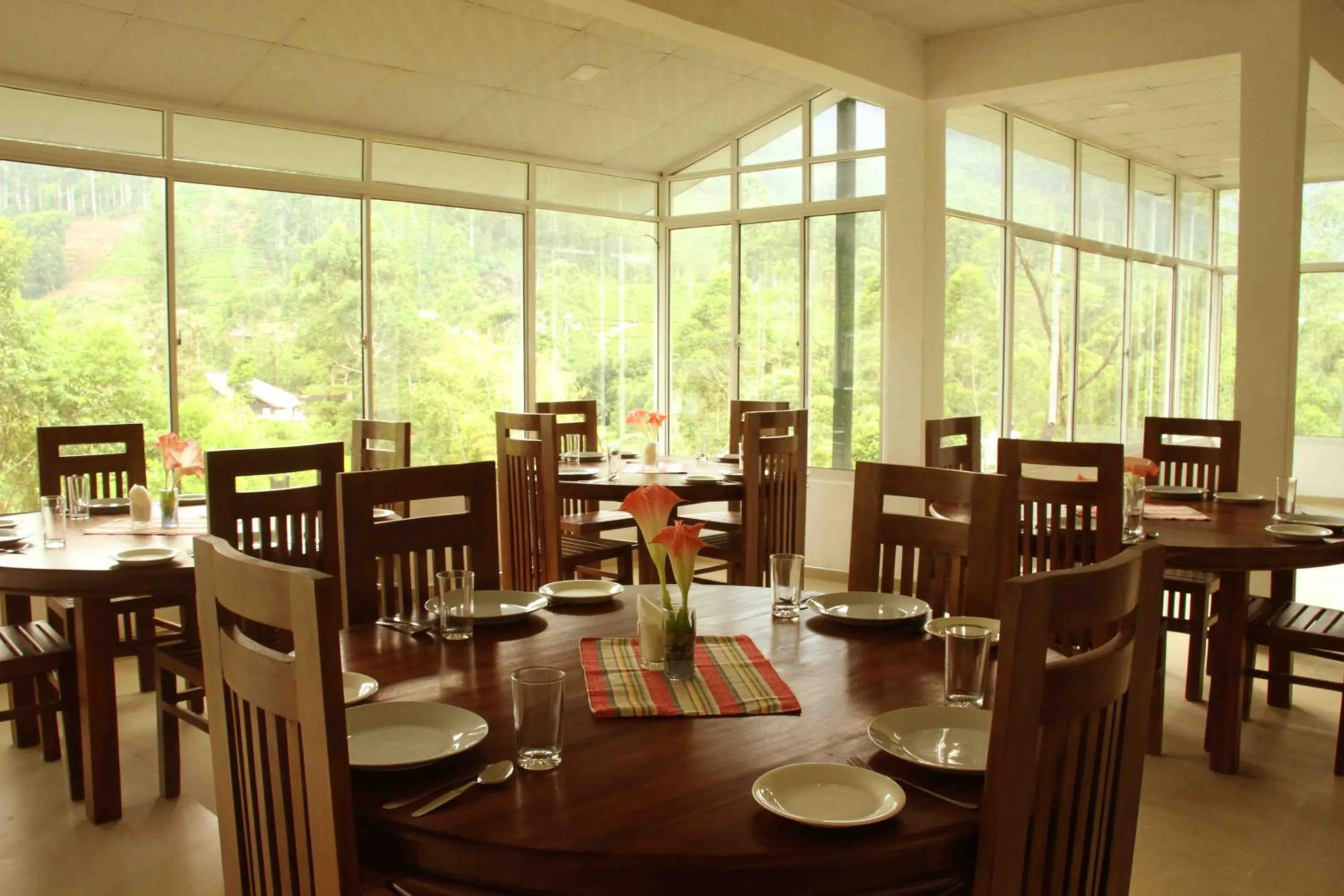 Restaurant/places to eat in White Elephant Hotel