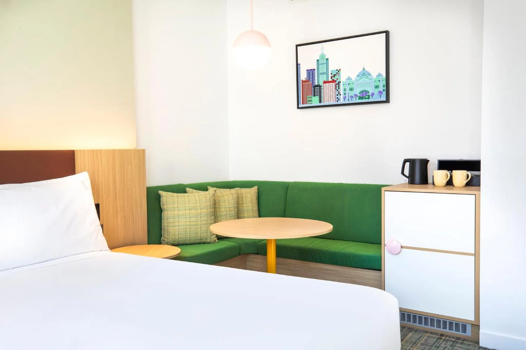 Photo of the whole room, Bed in Holiday Inn Melbourne Bourke Street Mall by IHG