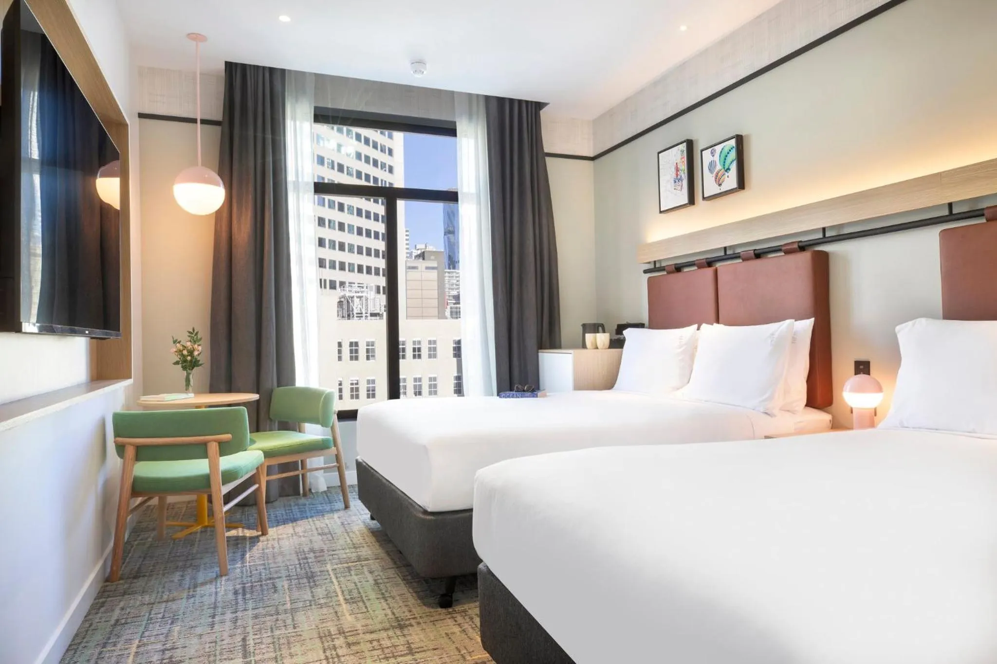 Photo of the whole room, Bed in Holiday Inn Melbourne Bourke Street Mall by IHG