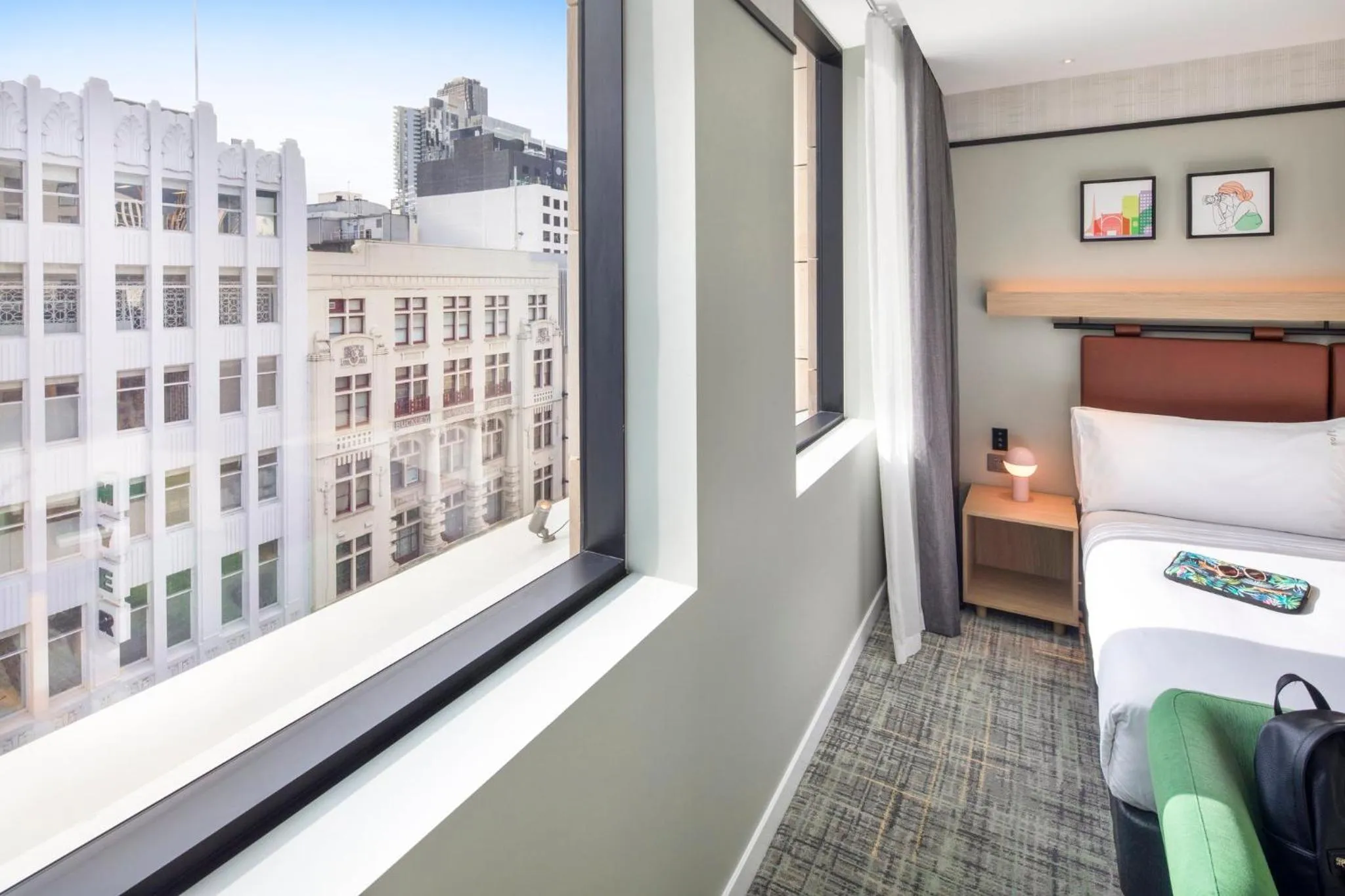 Photo of the whole room, Bed in Holiday Inn Melbourne Bourke Street Mall by IHG