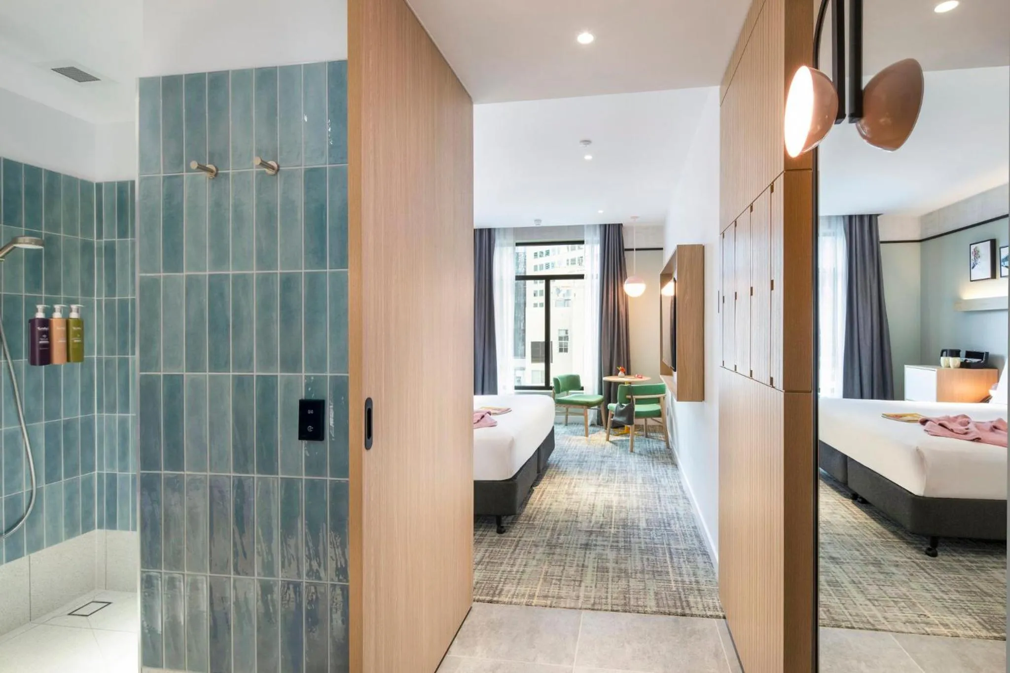 Photo of the whole room, Bed in Holiday Inn Melbourne Bourke Street Mall by IHG