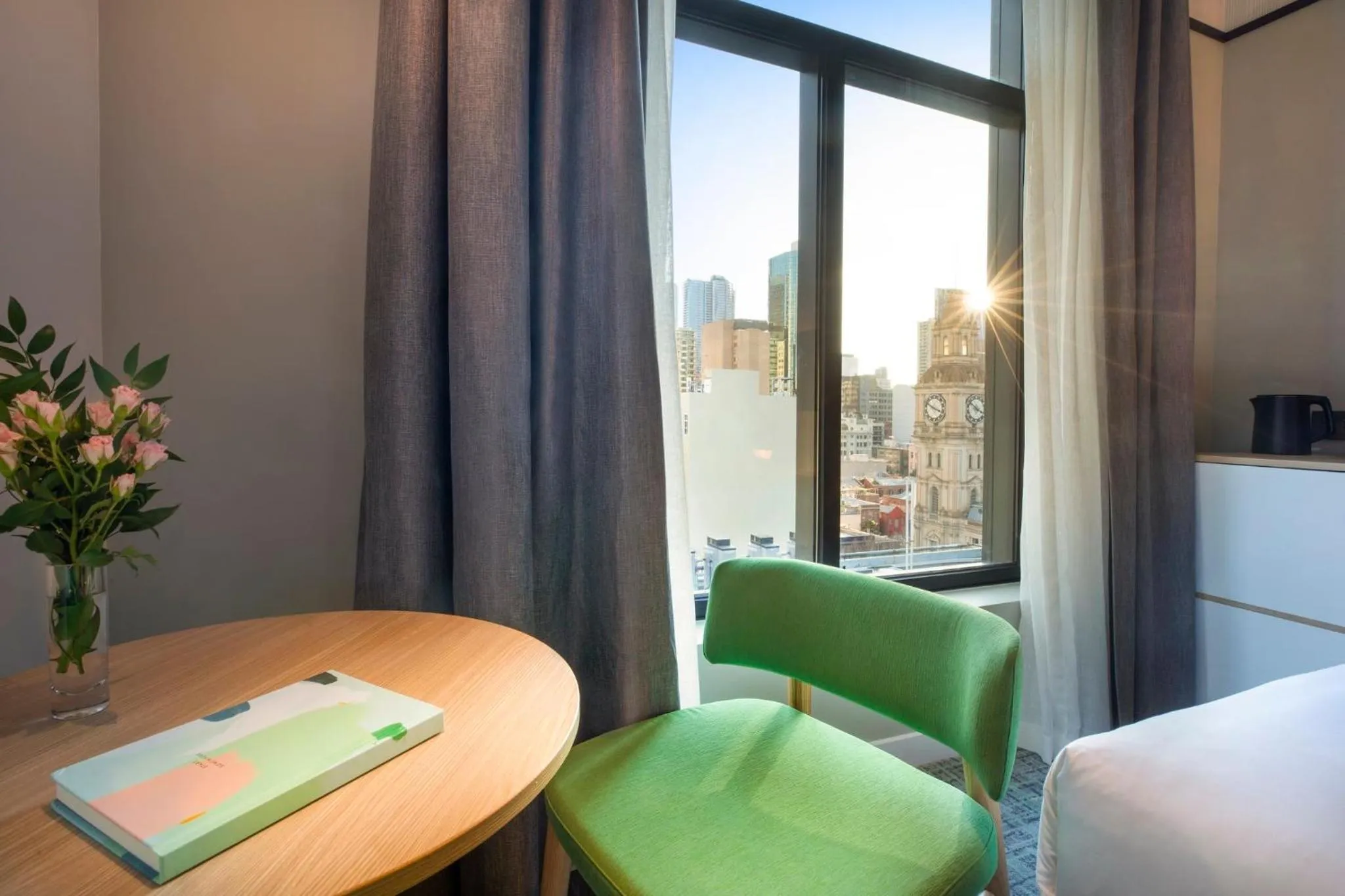 Photo of the whole room, Bed in Holiday Inn Melbourne Bourke Street Mall by IHG