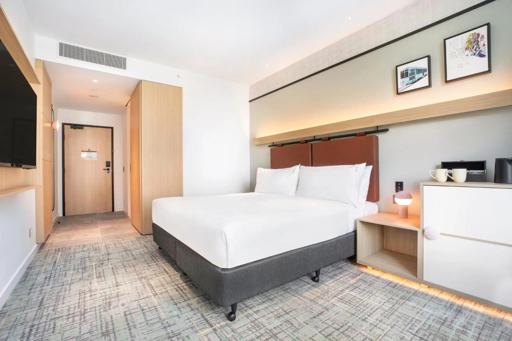 Photo of the whole room, Bed in Holiday Inn Melbourne Bourke Street Mall by IHG