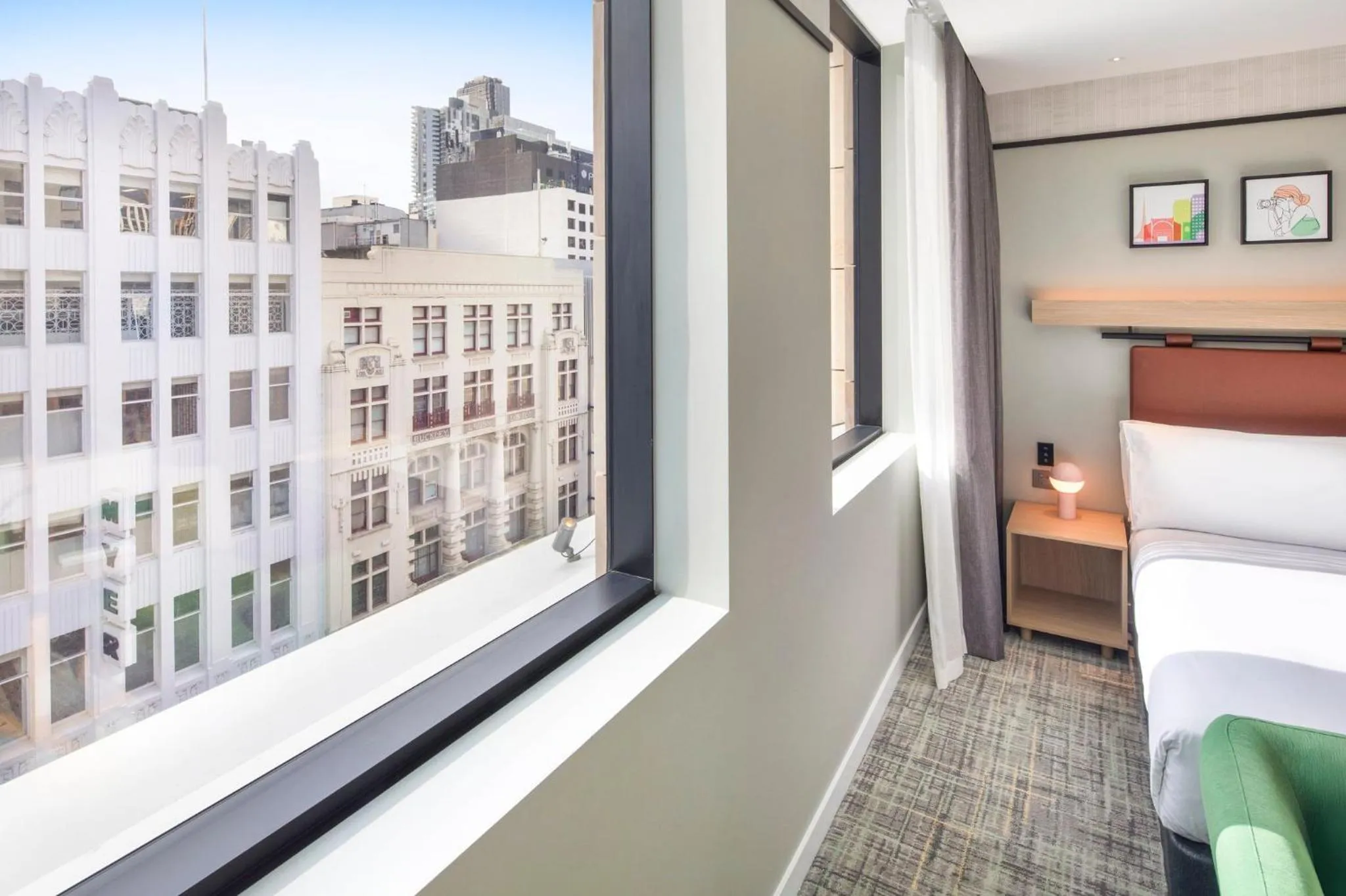 Photo of the whole room, Bed in Holiday Inn Melbourne Bourke Street Mall by IHG