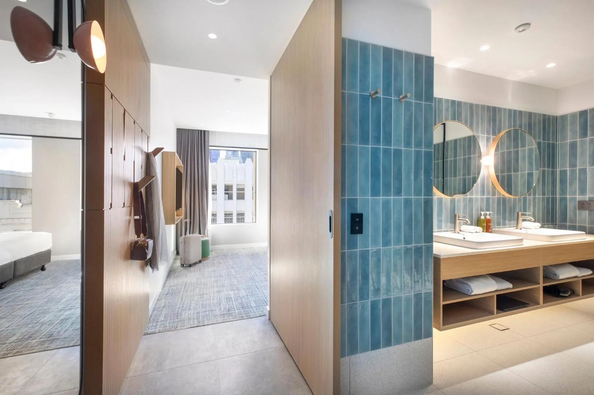 Photo of the whole room, Bed in Holiday Inn Melbourne Bourke Street Mall by IHG