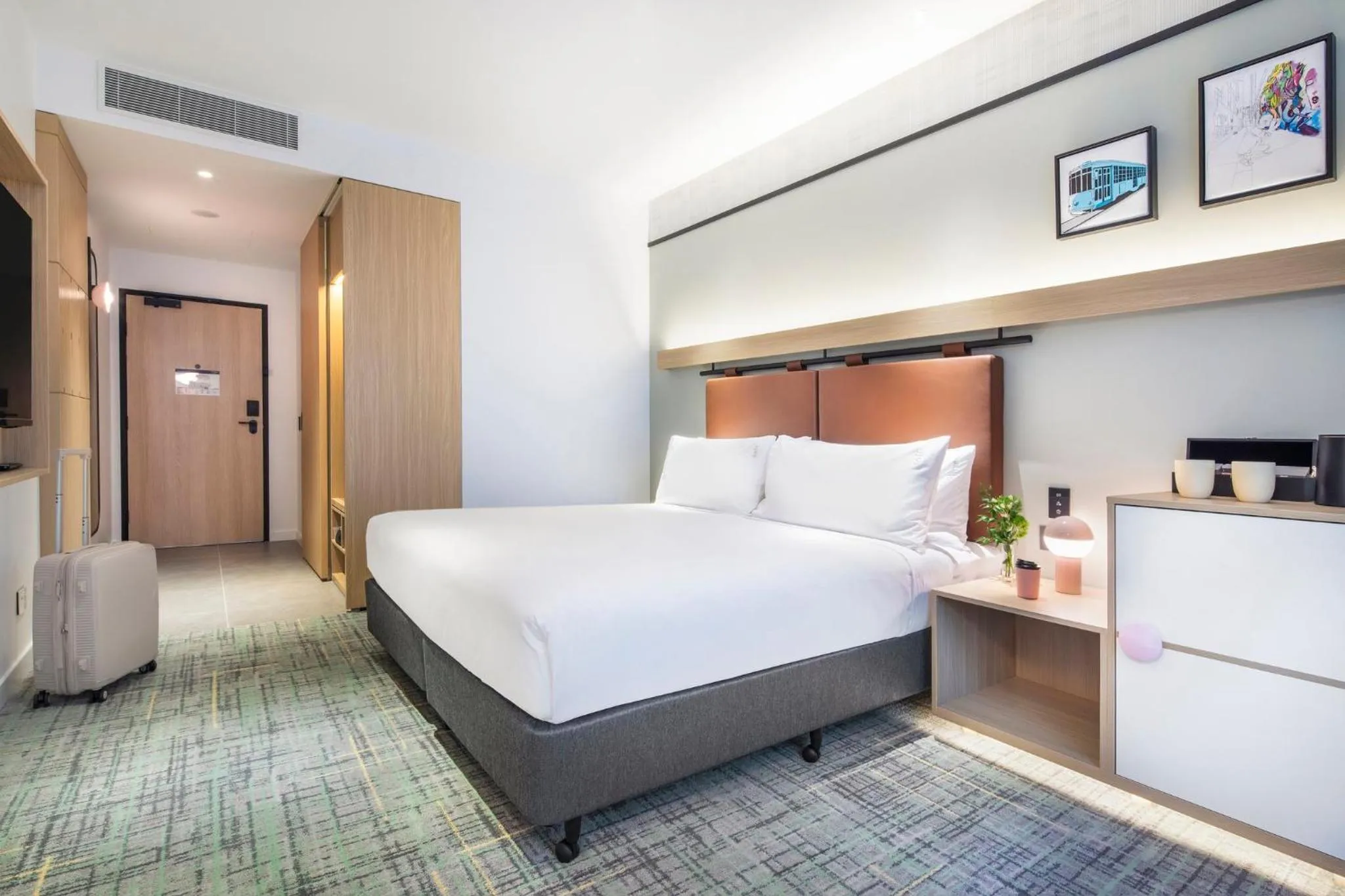 Photo of the whole room, Bed in Holiday Inn Melbourne Bourke Street Mall by IHG