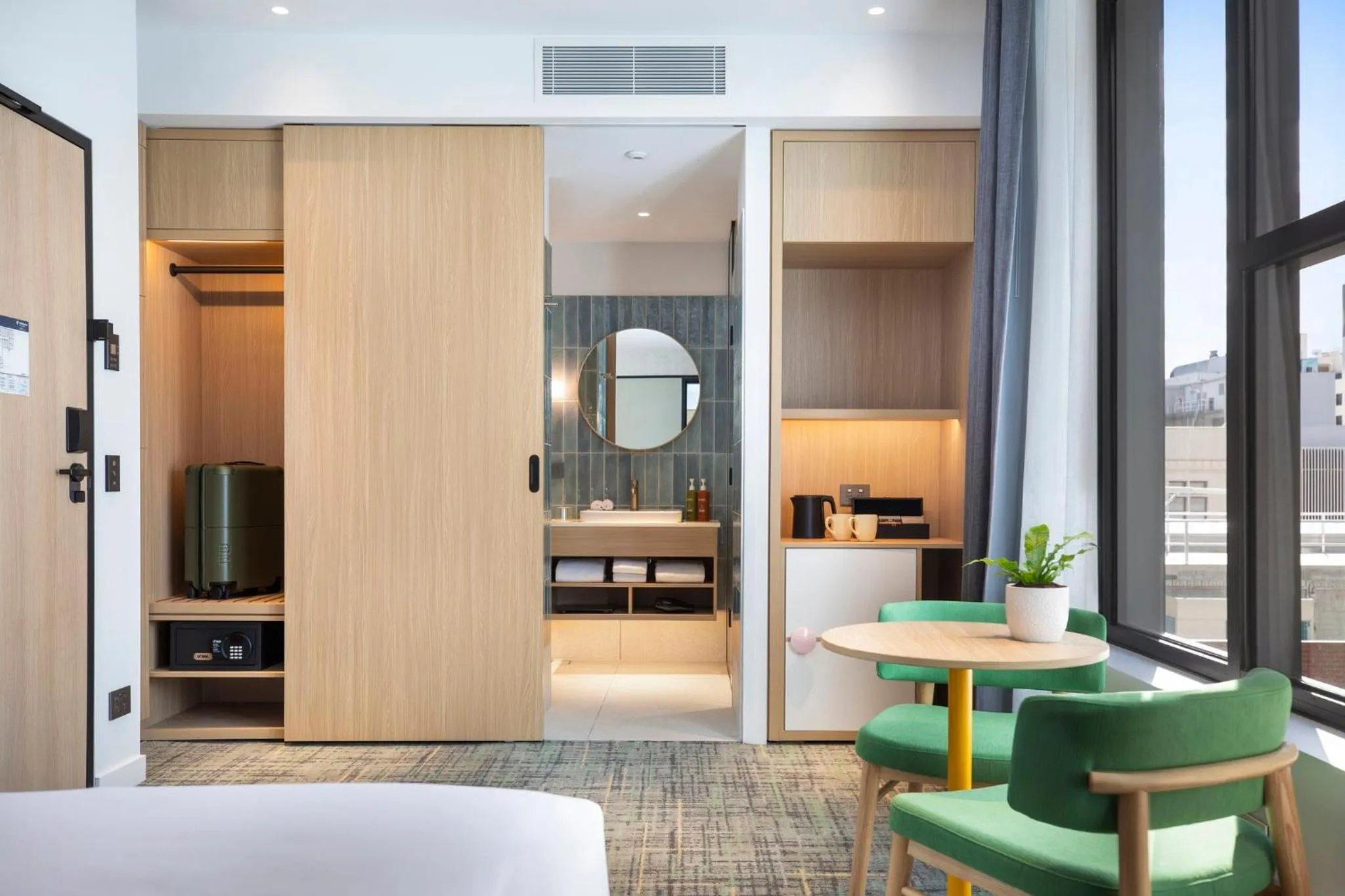 Photo of the whole room, Bed in Holiday Inn Melbourne Bourke Street Mall by IHG