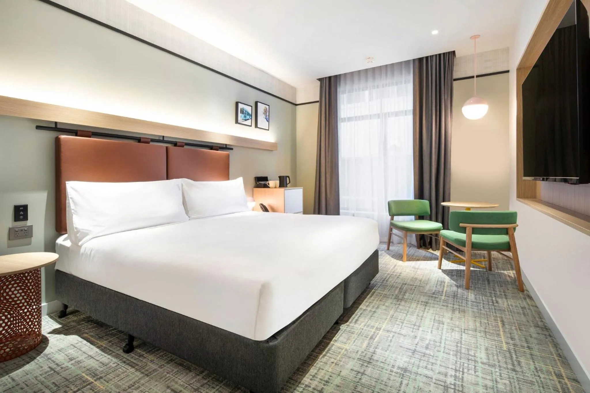 Photo of the whole room, Bed in Holiday Inn Melbourne Bourke Street Mall by IHG